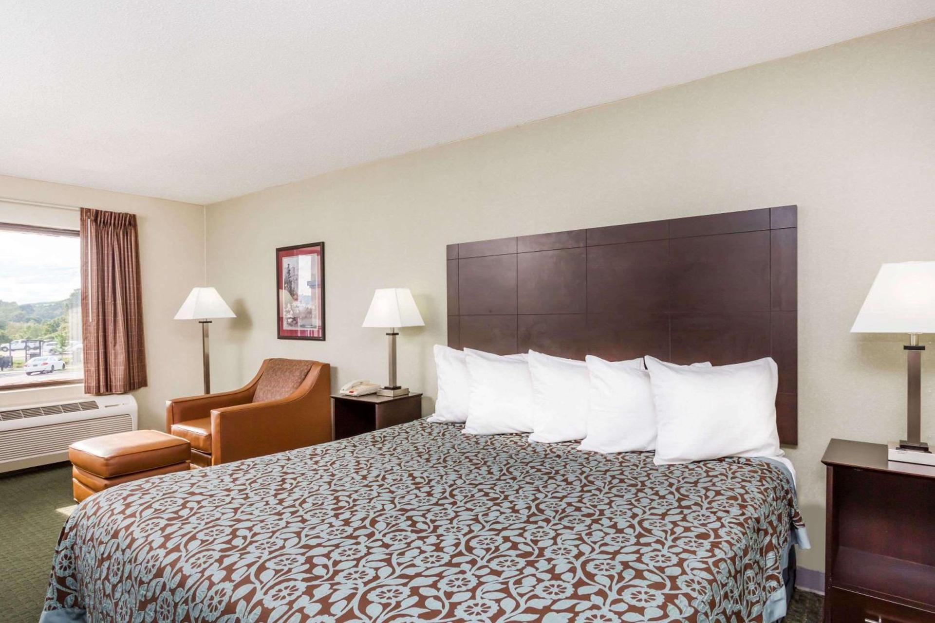 Days Inn by Wyndham Hendersonville photo 13