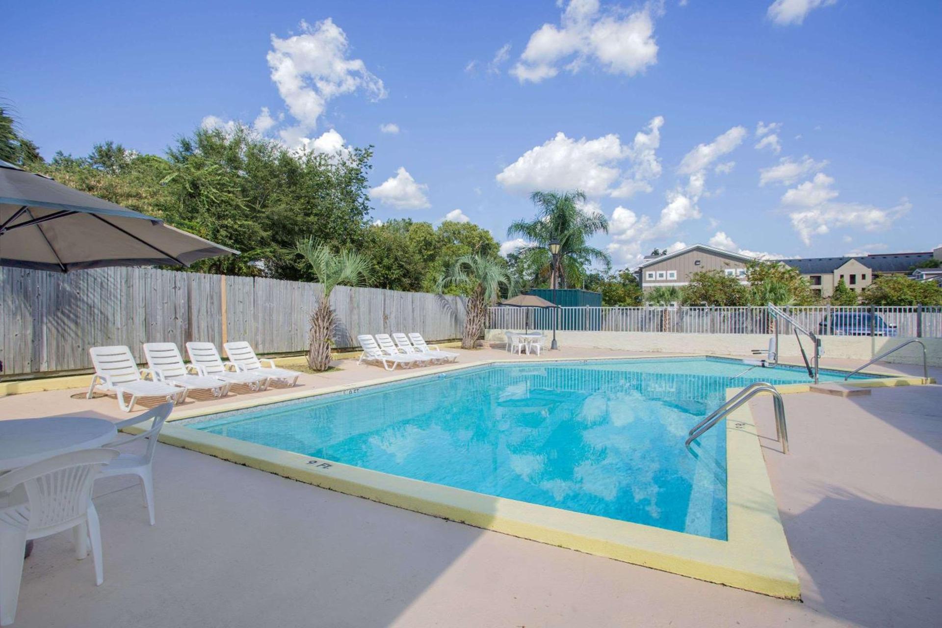 Days Inn by Wyndham Tallahassee University Center photo 3