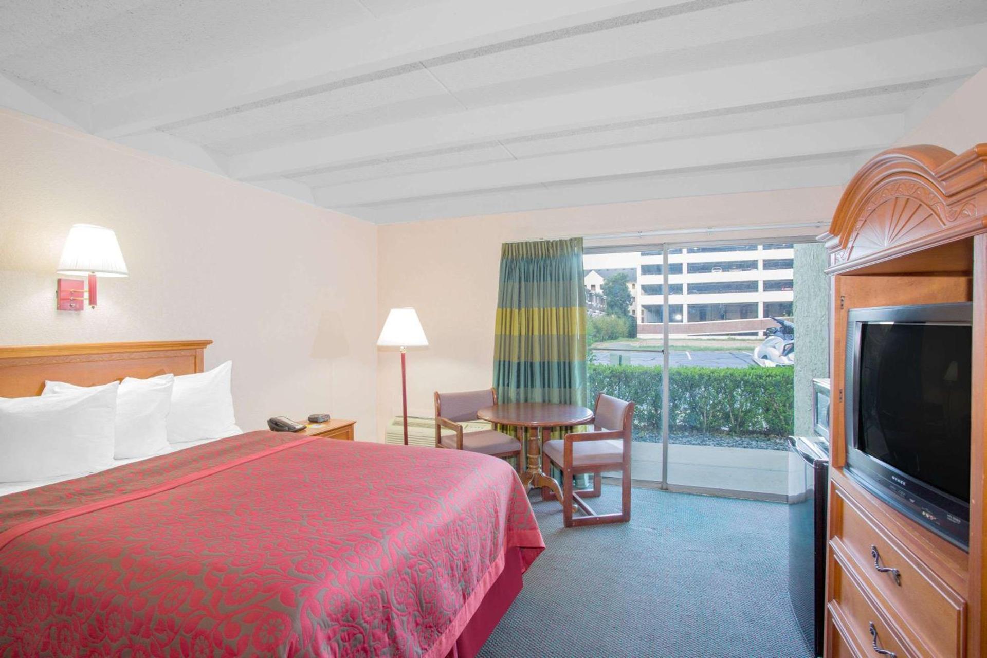 Days Inn by Wyndham Tallahassee University Center photo 5