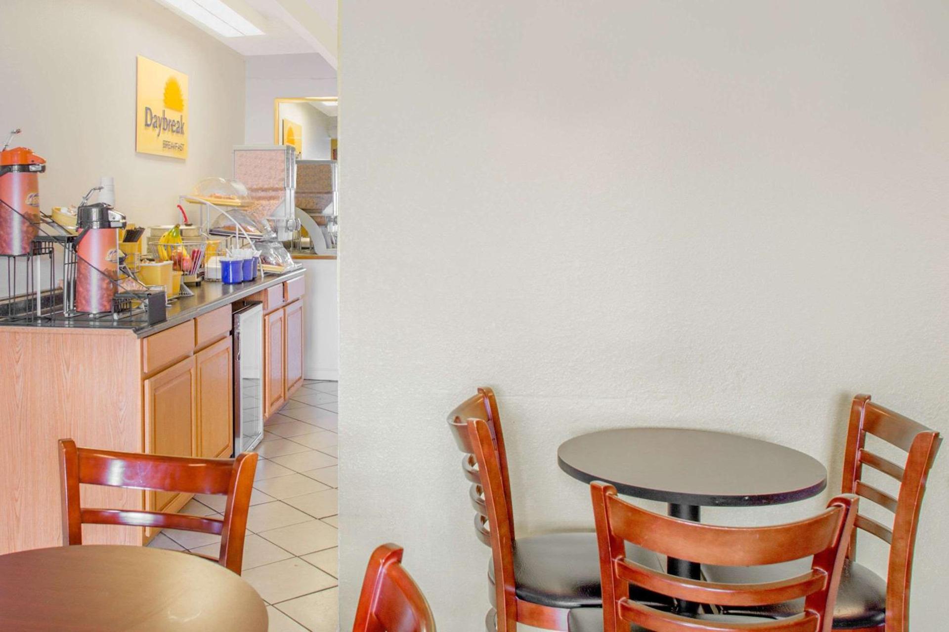 Days Inn by Wyndham Tallahassee University Center photo 17