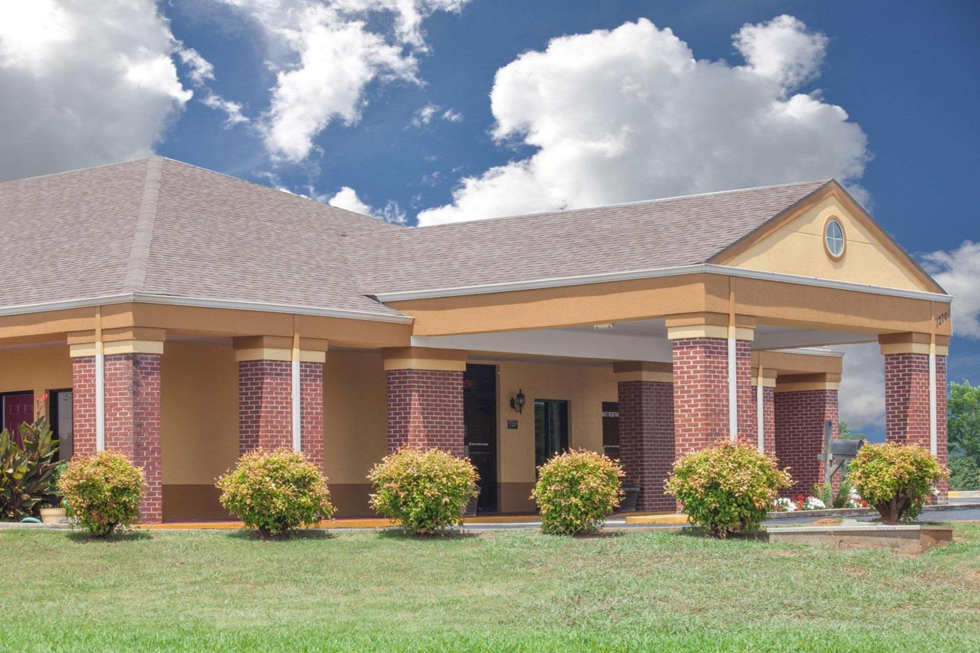 Days Inn by Wyndham Moulton photo 1