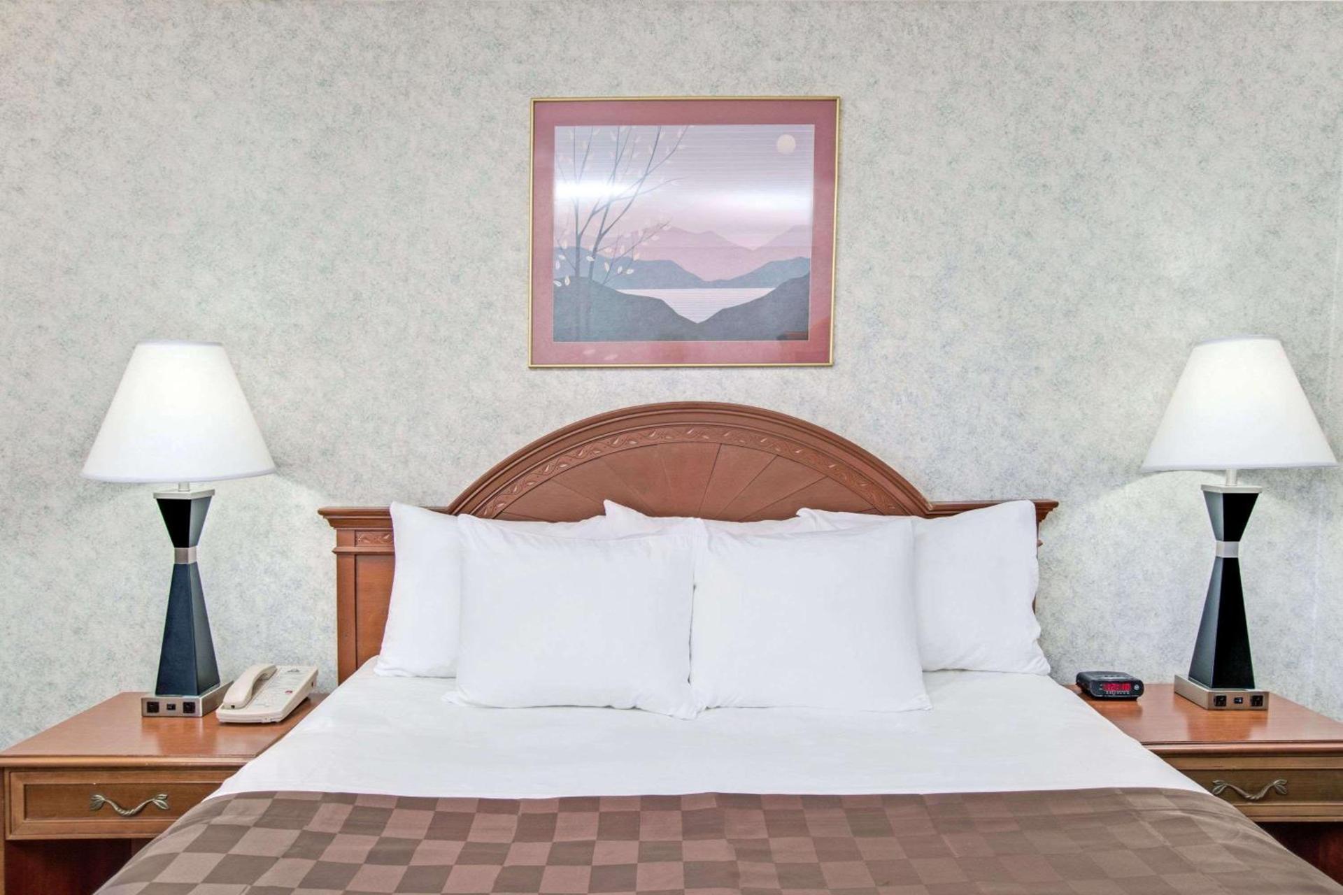 Days Inn by Wyndham Los Angeles LAX South Bay Beach City LA photo 3