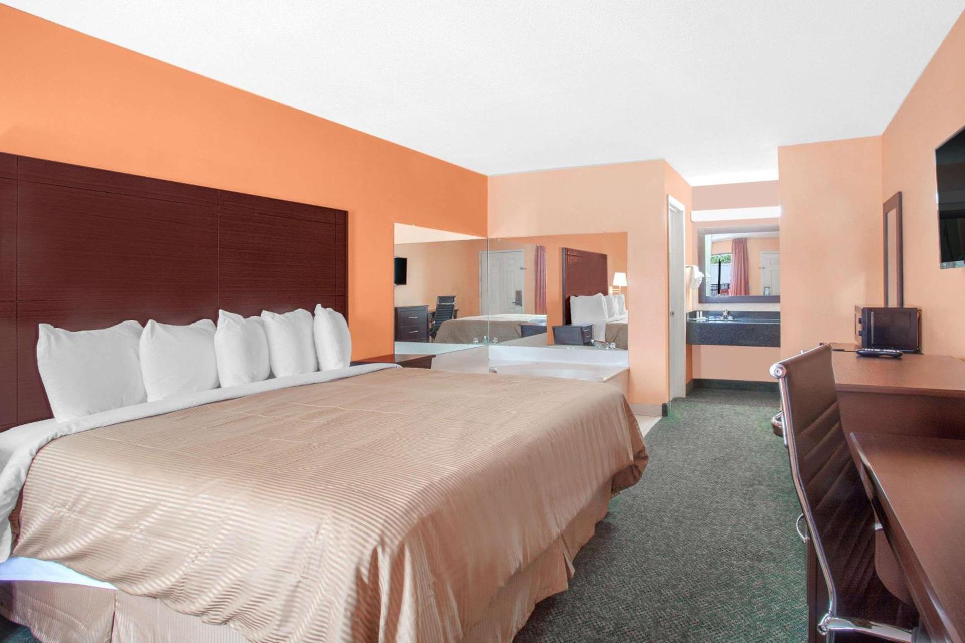 Days Inn by Wyndham Moulton photo 12