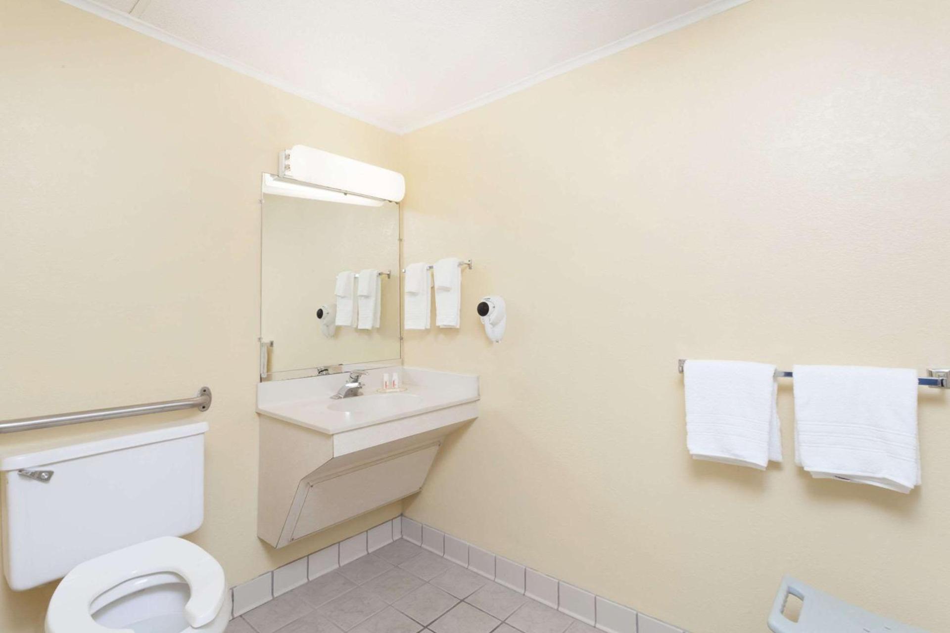 Days Inn by Wyndham Dover Downtown photo 7