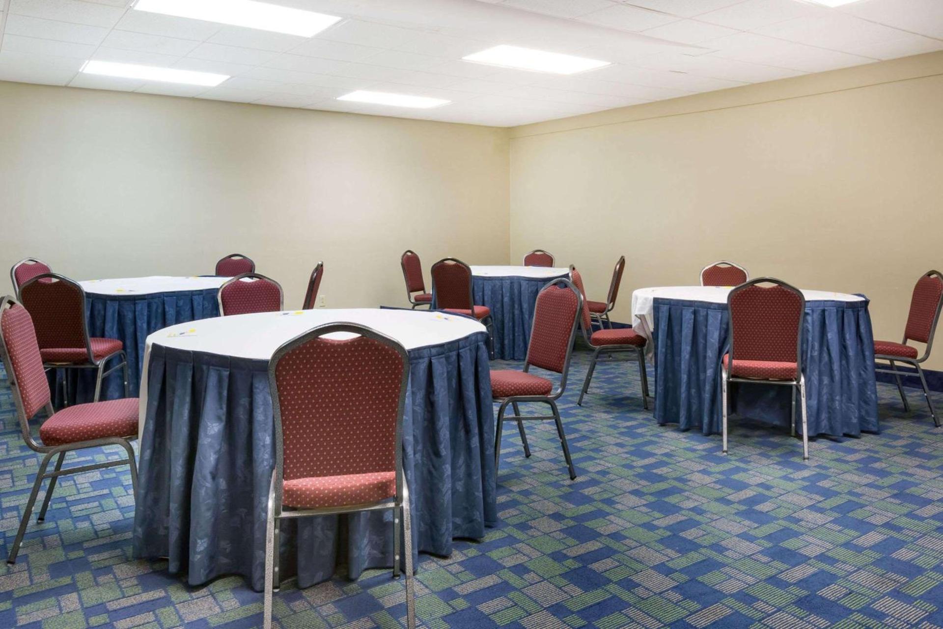 Days Inn & Suites by Wyndham Bridgeport - Clarksburg photo 12
