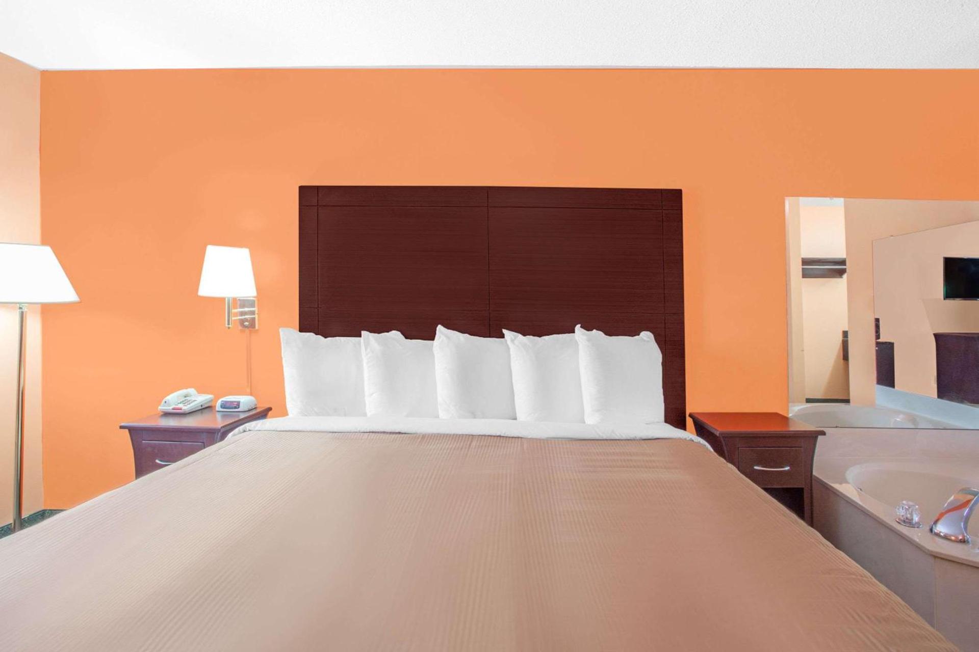 Days Inn by Wyndham Moulton photo 11