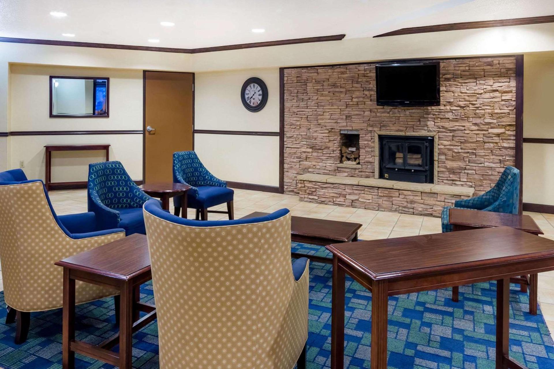 Days Inn & Suites by Wyndham Bridgeport - Clarksburg photo 2