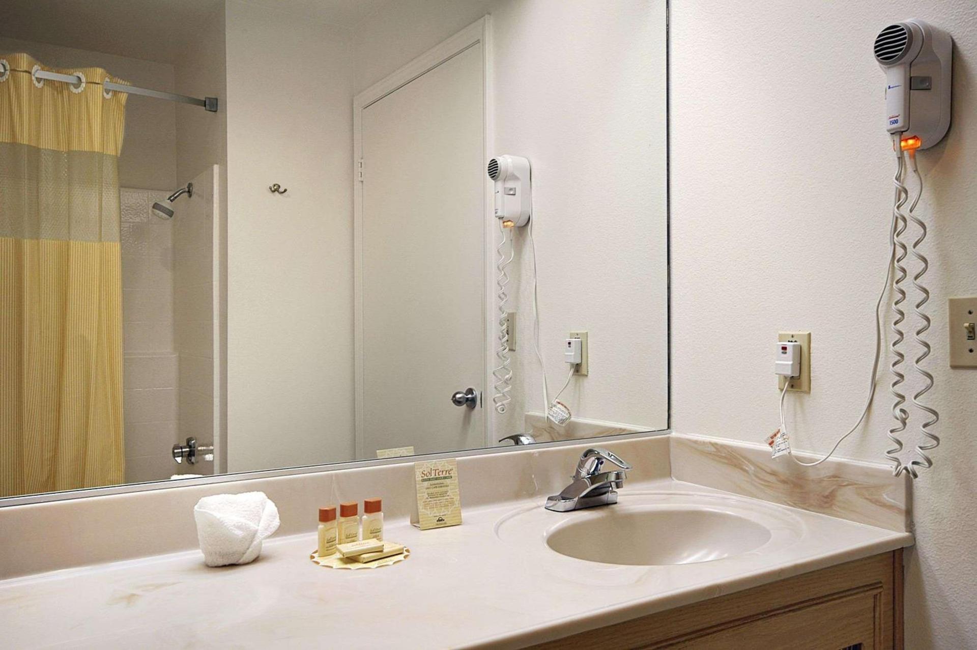 Days Inn by Wyndham Riverside Tyler Mall photo 3