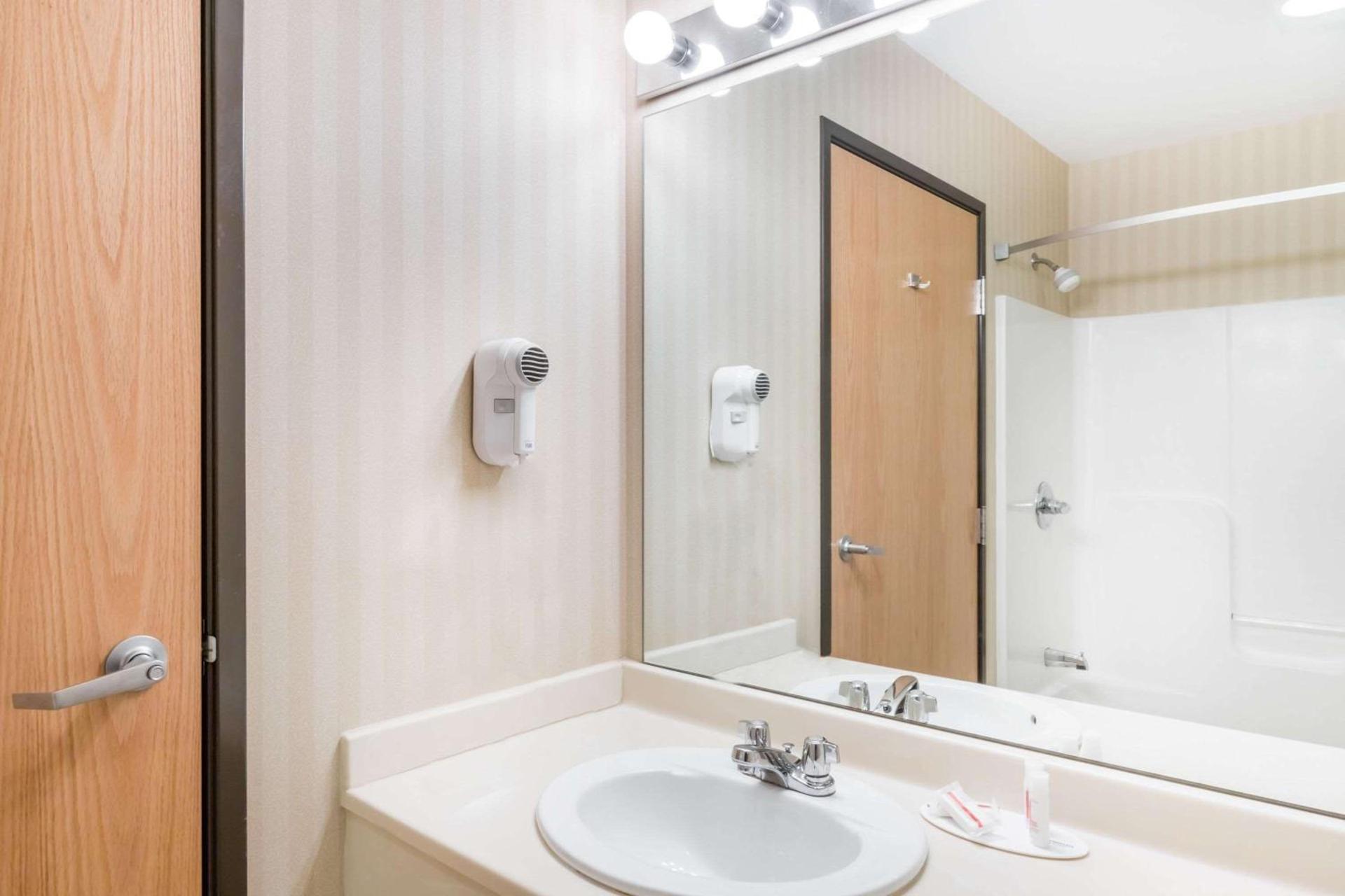 Days Inn & Suites by Wyndham Bridgeport - Clarksburg photo 9