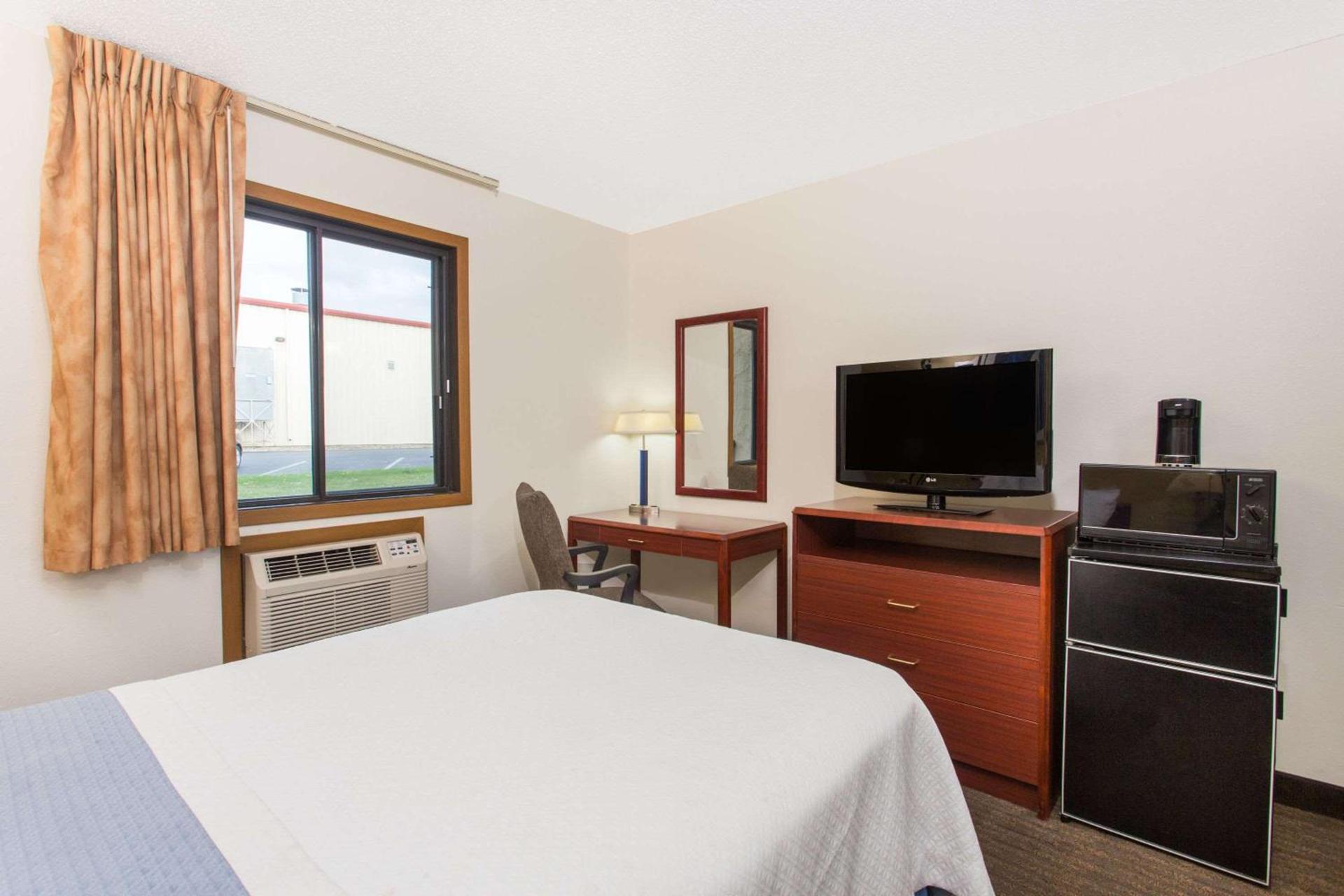 Days Inn by Wyndham Austin photo 29