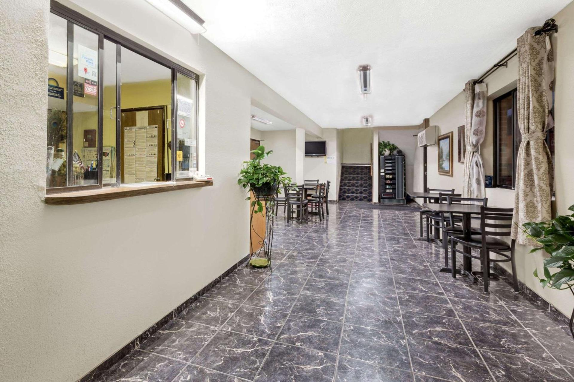 Days Inn by Wyndham Warrensburg photo 2
