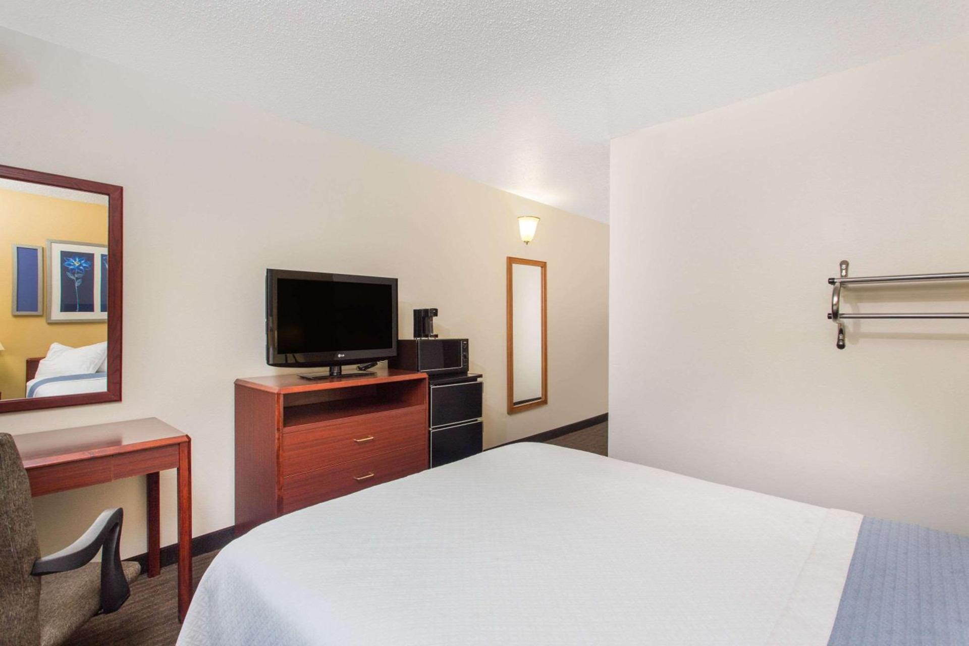 Days Inn by Wyndham Austin photo 33