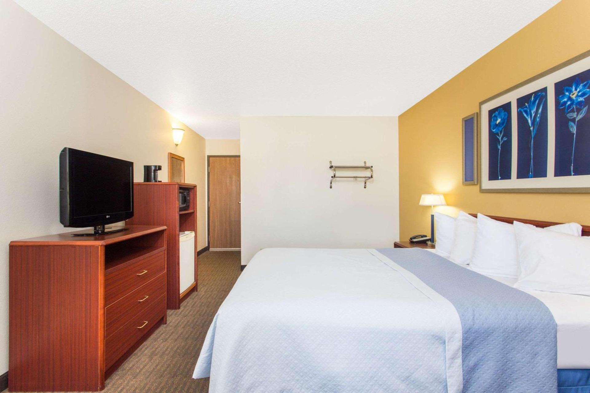 Days Inn by Wyndham Austin photo 36