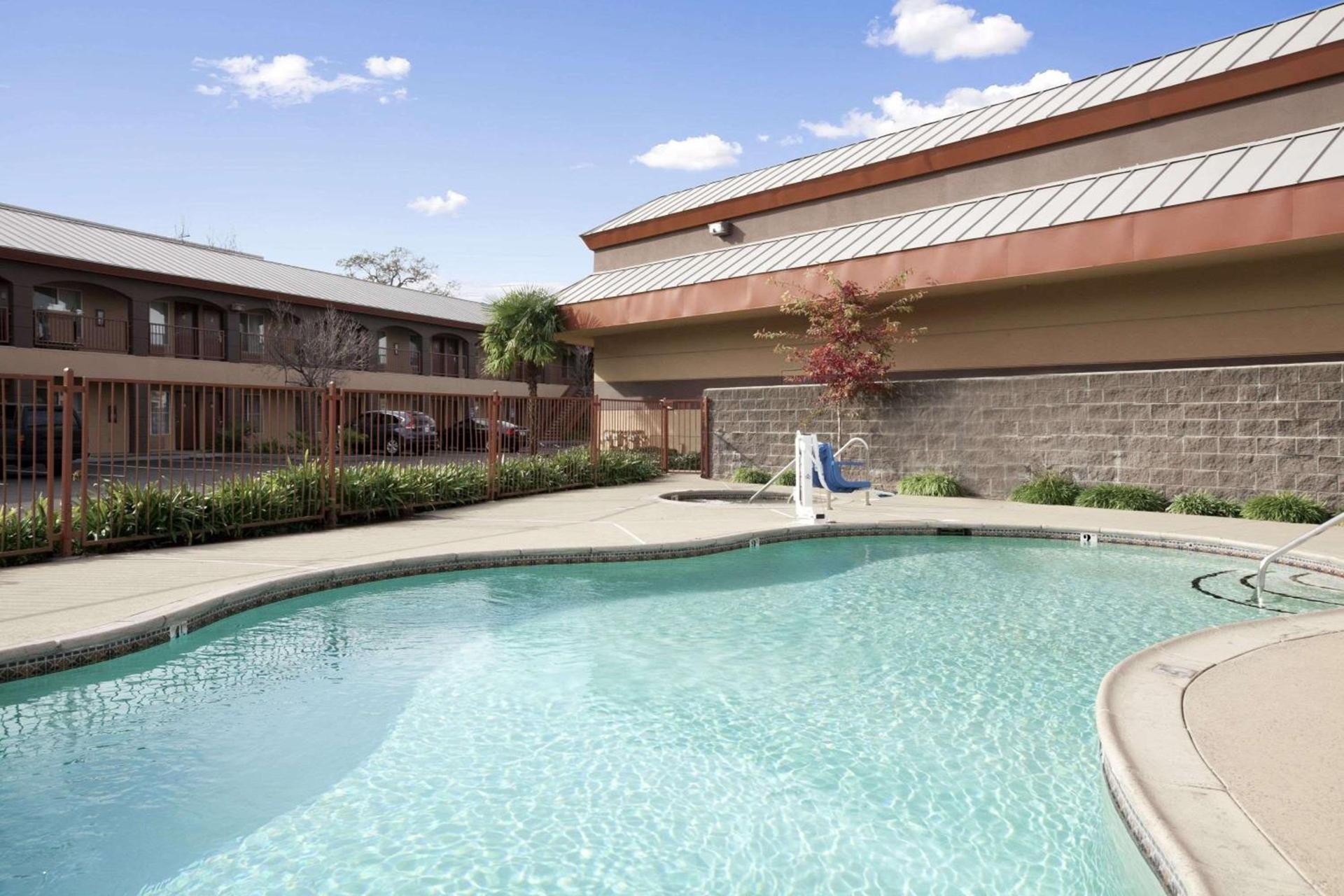 Days Inn by Wyndham Rocklin/Sacramento photo 2