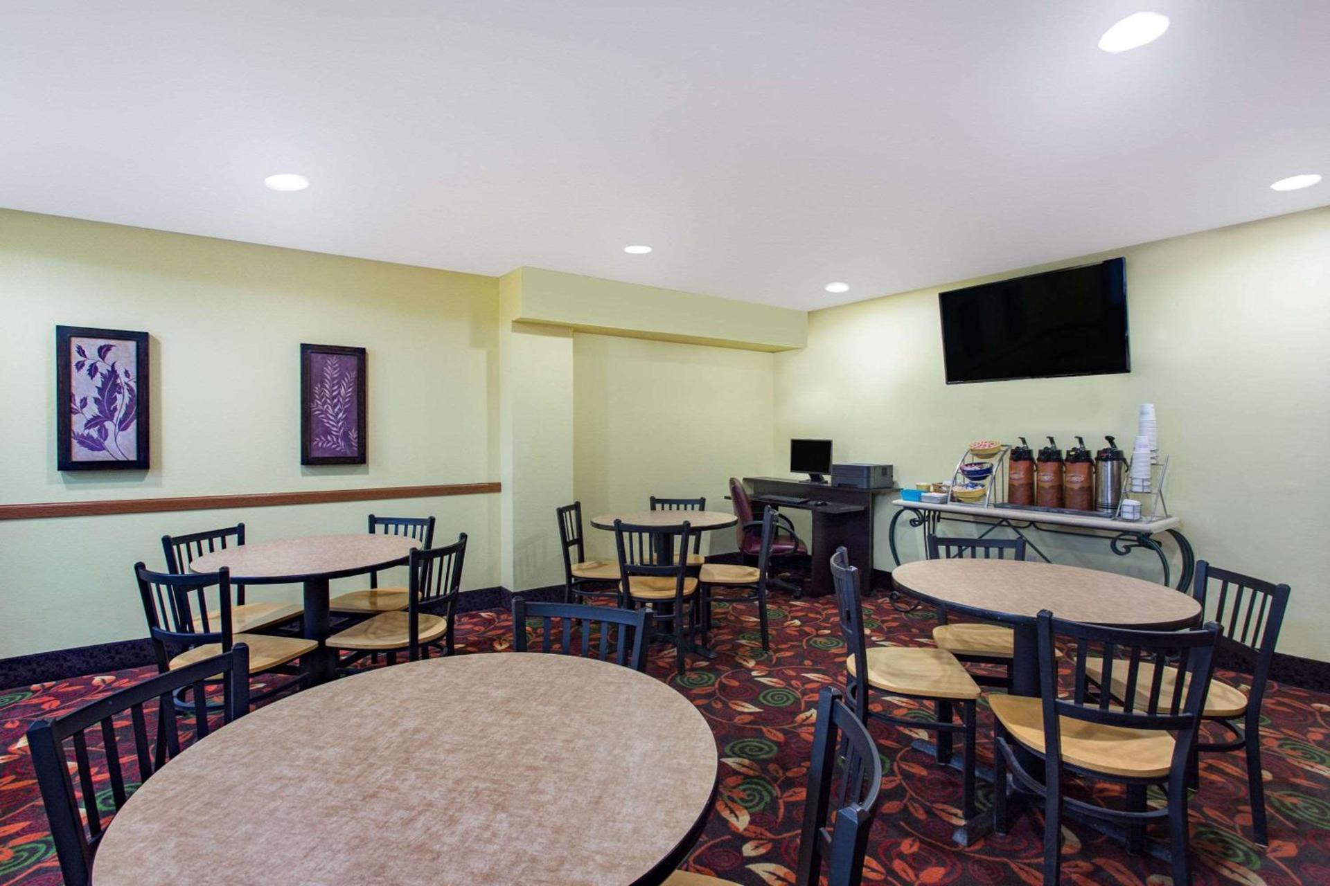 Days Inn by Wyndham Austin photo 40