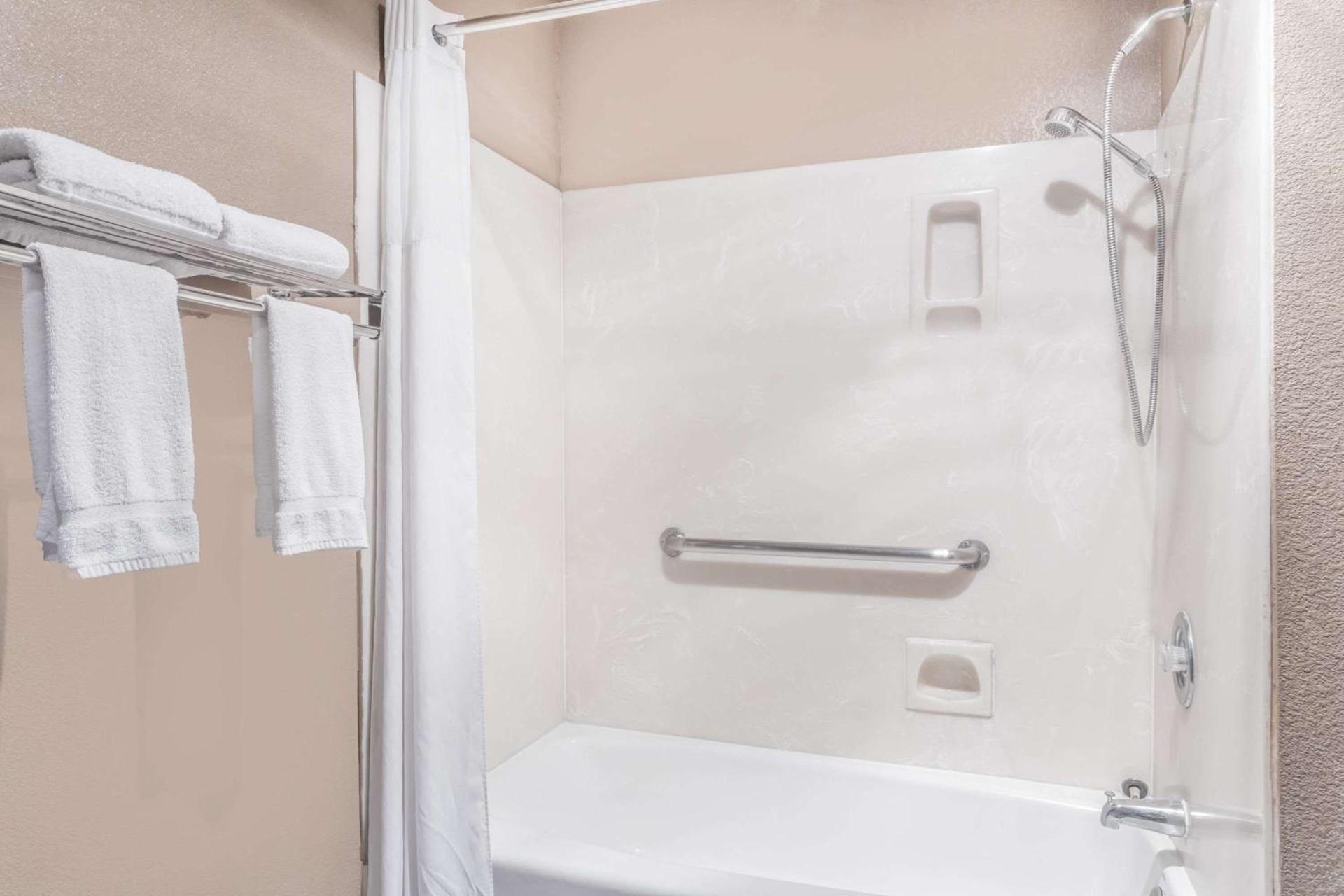 Days Inn by Wyndham Bishop photo 6