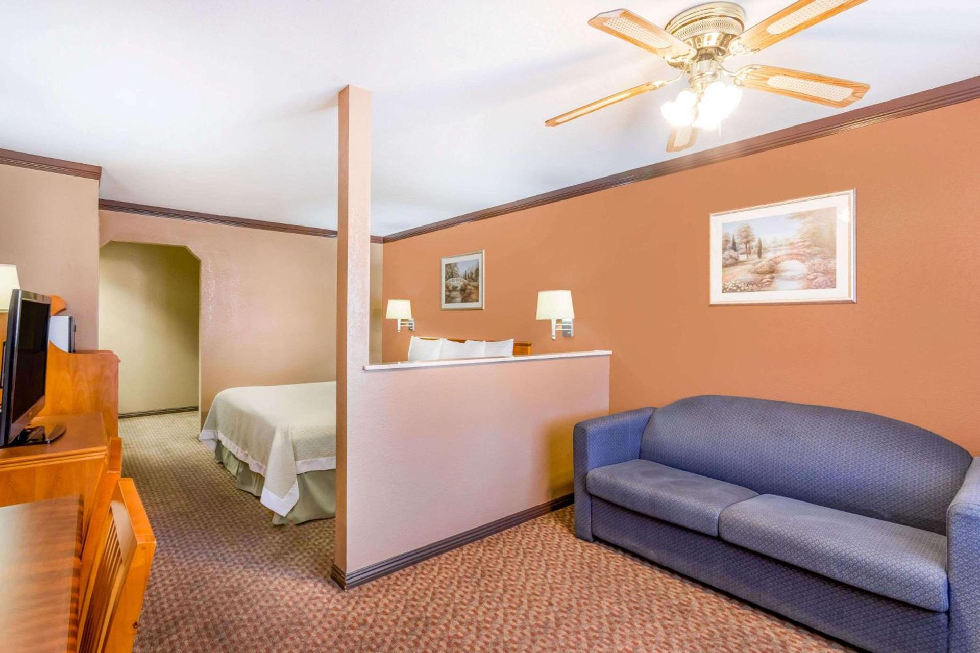 Days Inn by Wyndham Bishop photo 8