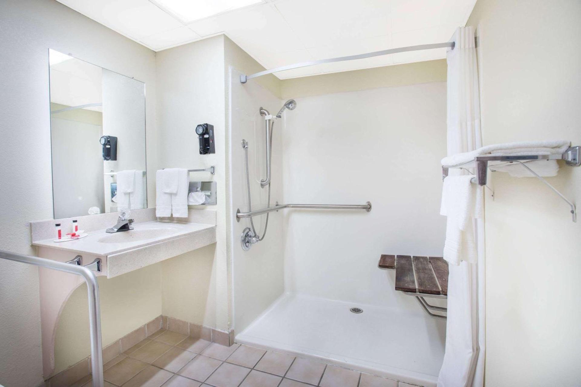 Days Inn by Wyndham Harrison photo 4