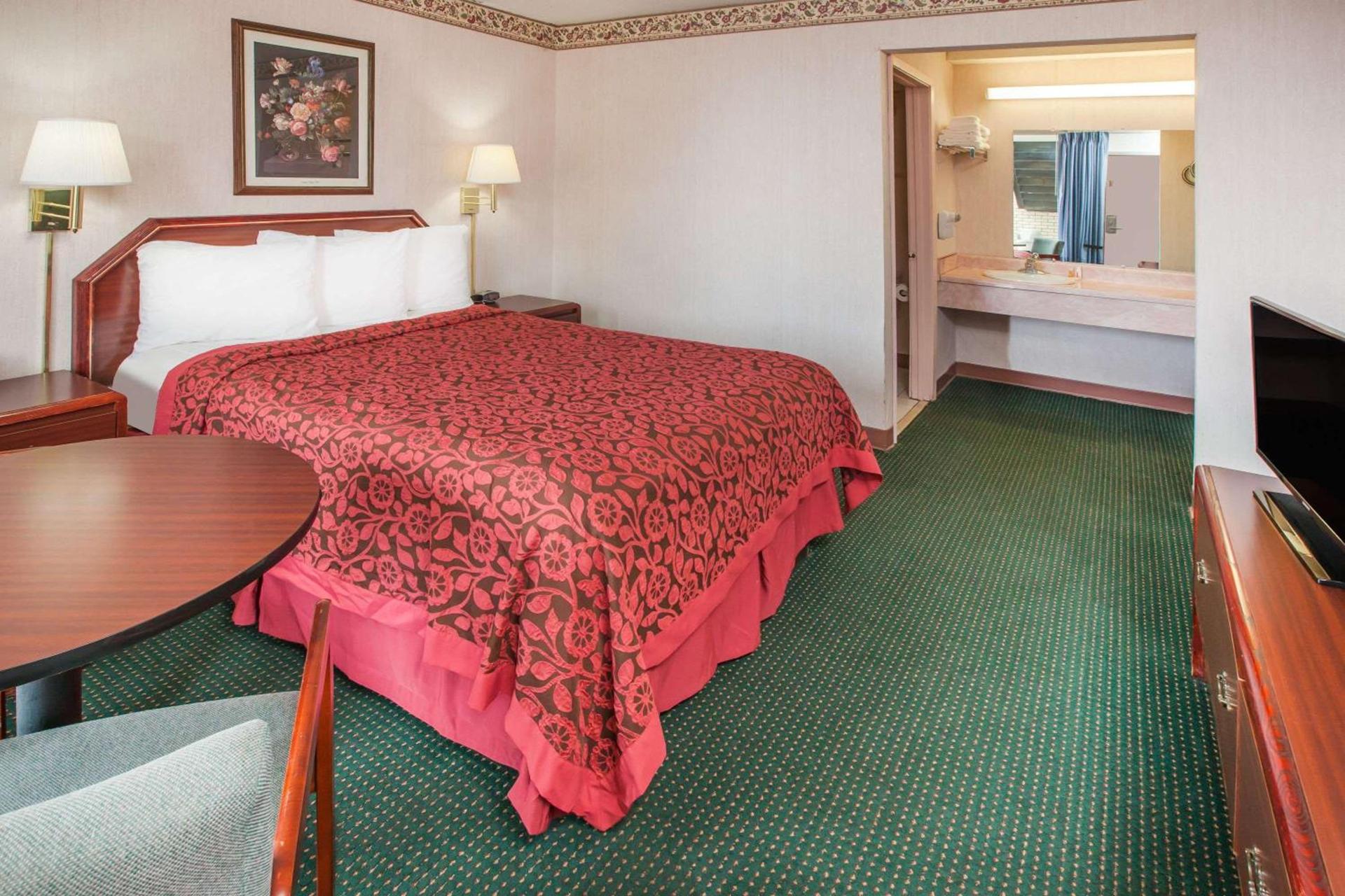 Ozark Junction mountain view by OYO photo 7