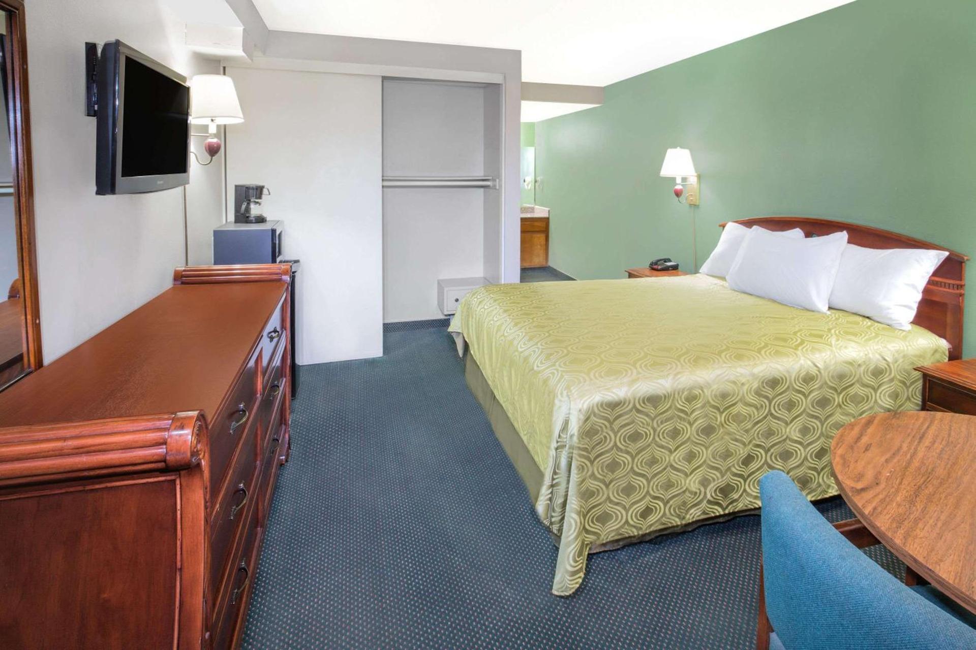 Days Inn by Wyndham Ontario Airport photo 11