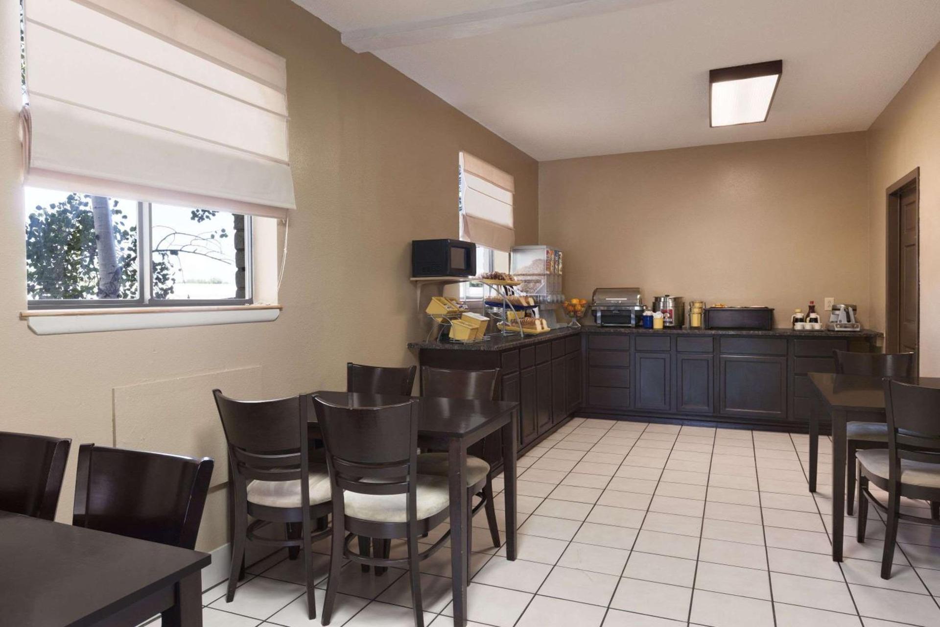 Days Inn by Wyndham Cortez photo 4