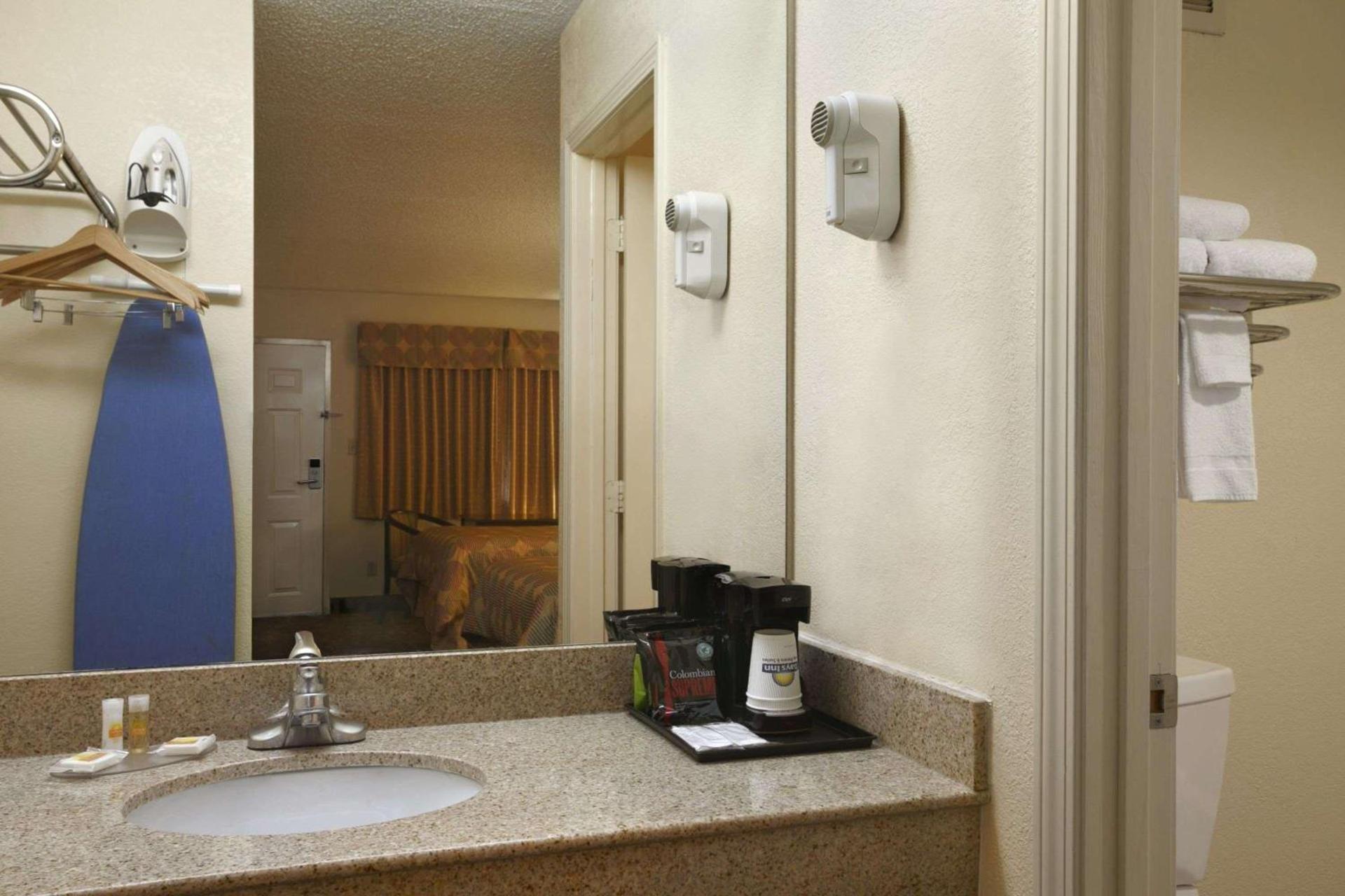 Days Inn by Wyndham Airport Nashville East photo 3
