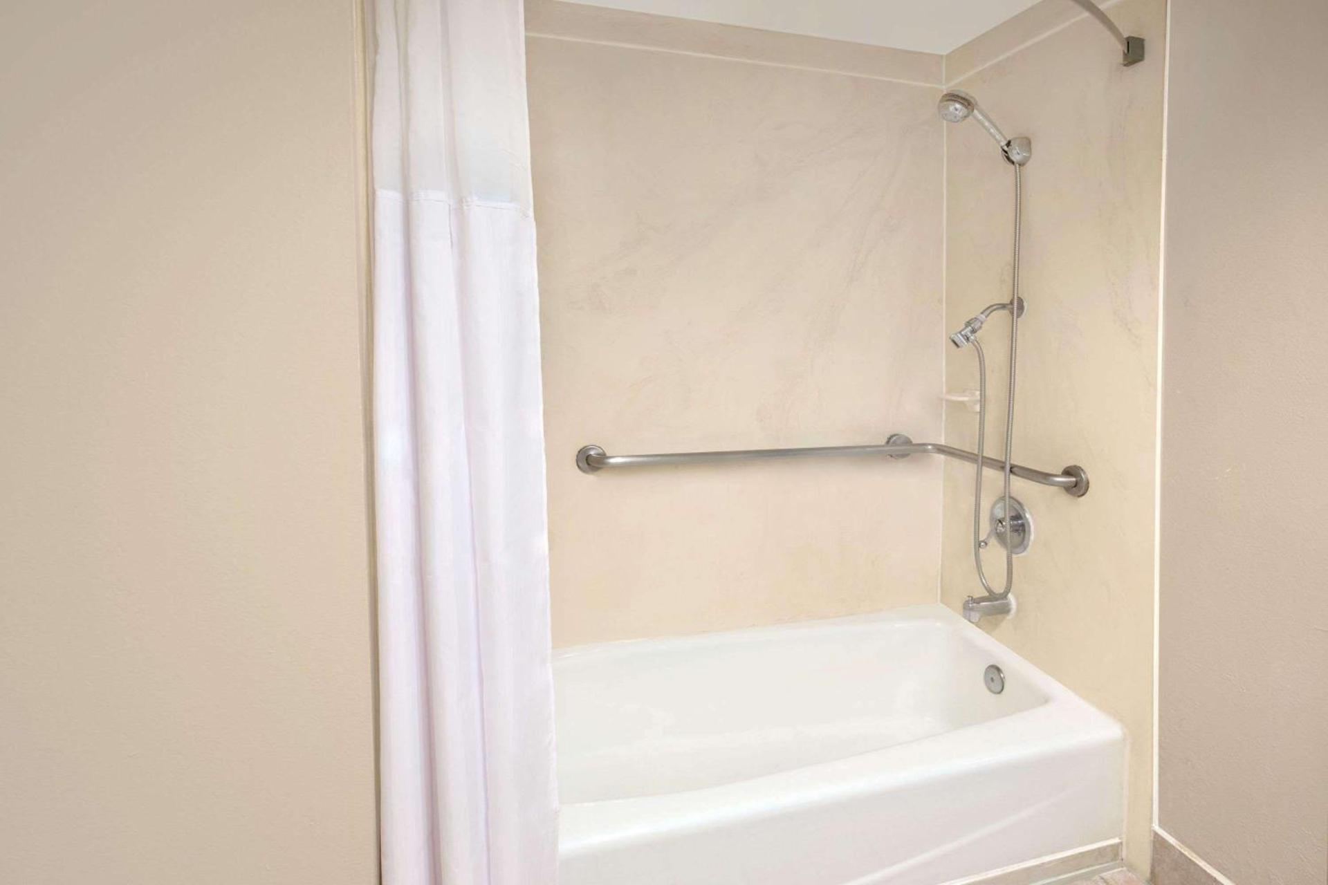 Days Inn by Wyndham Ontario Airport photo 9