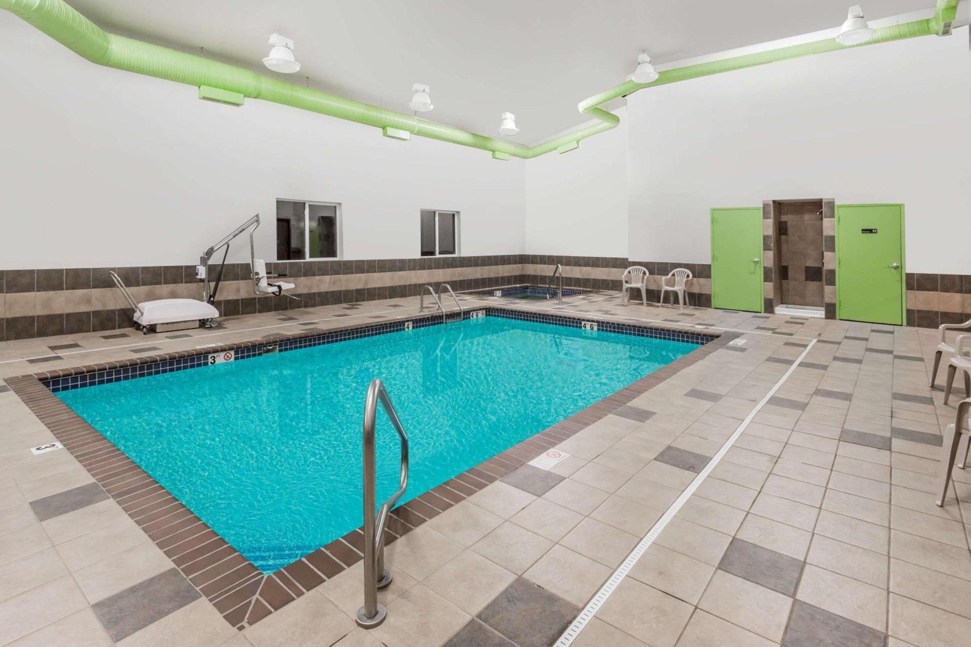 Econo Lodge Inn & Suites Yankton photo 2