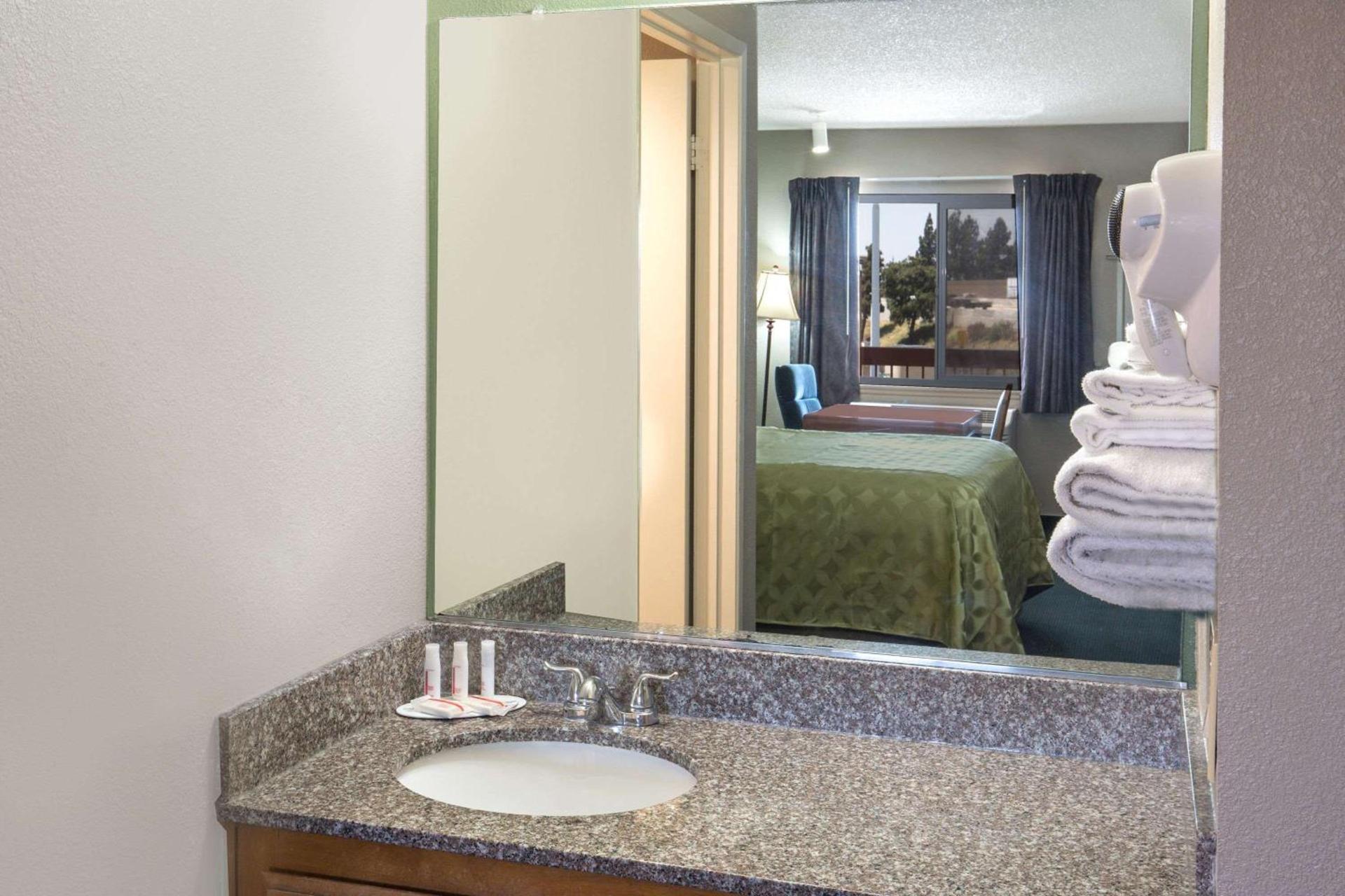 Days Inn by Wyndham Ontario Airport photo 15