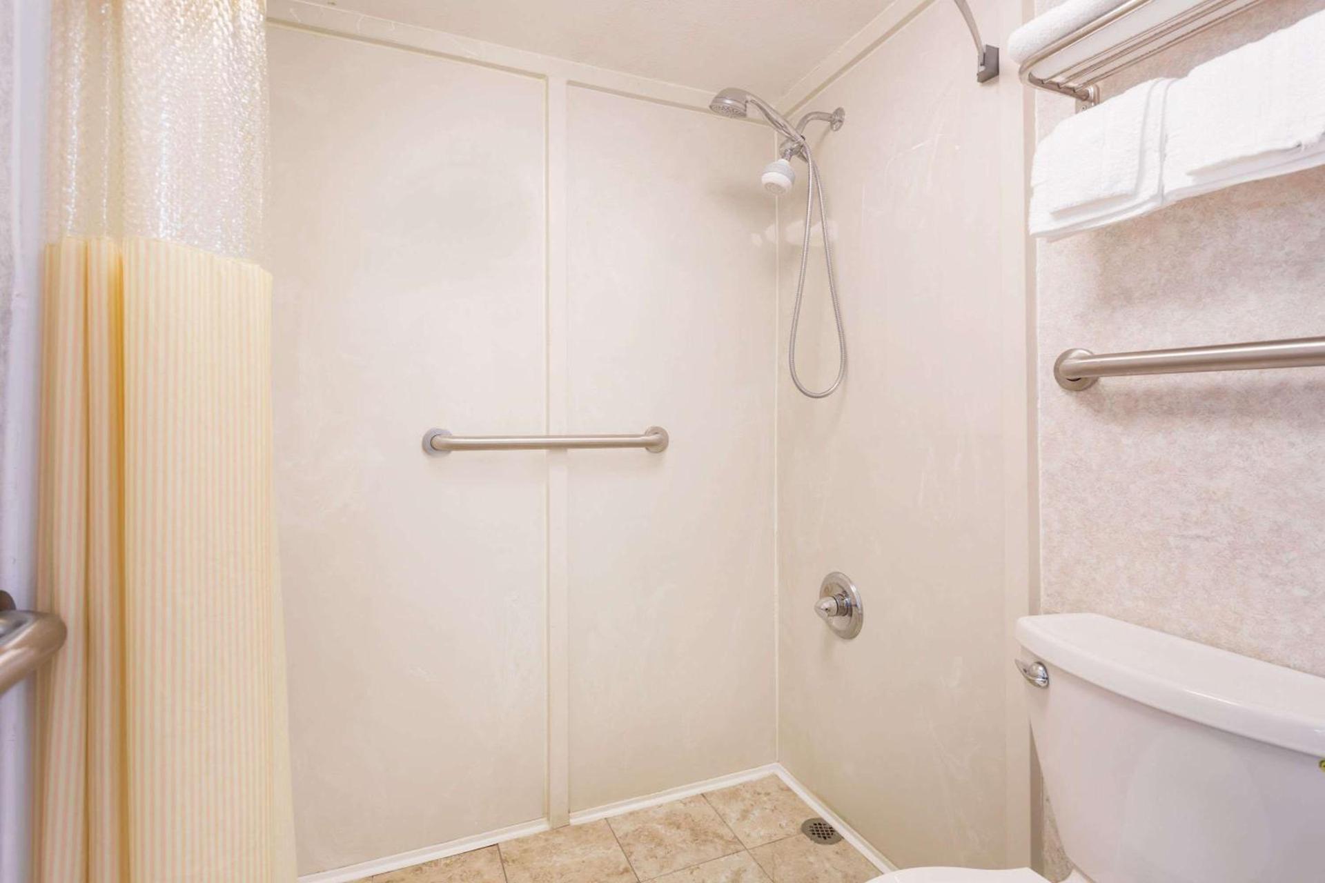 Days Inn by Wyndham Byron photo 12