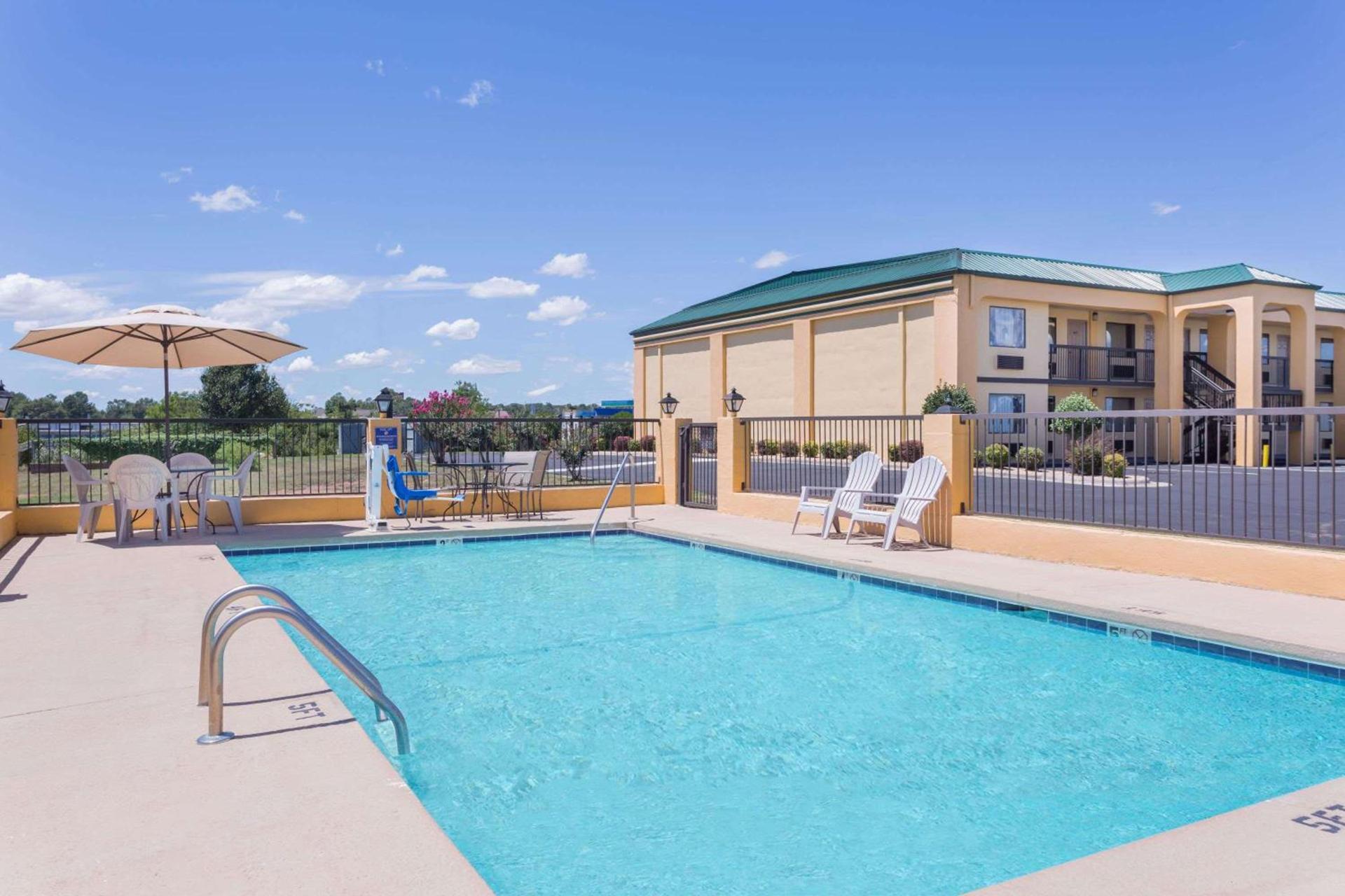 Days Inn by Wyndham Byron photo 3