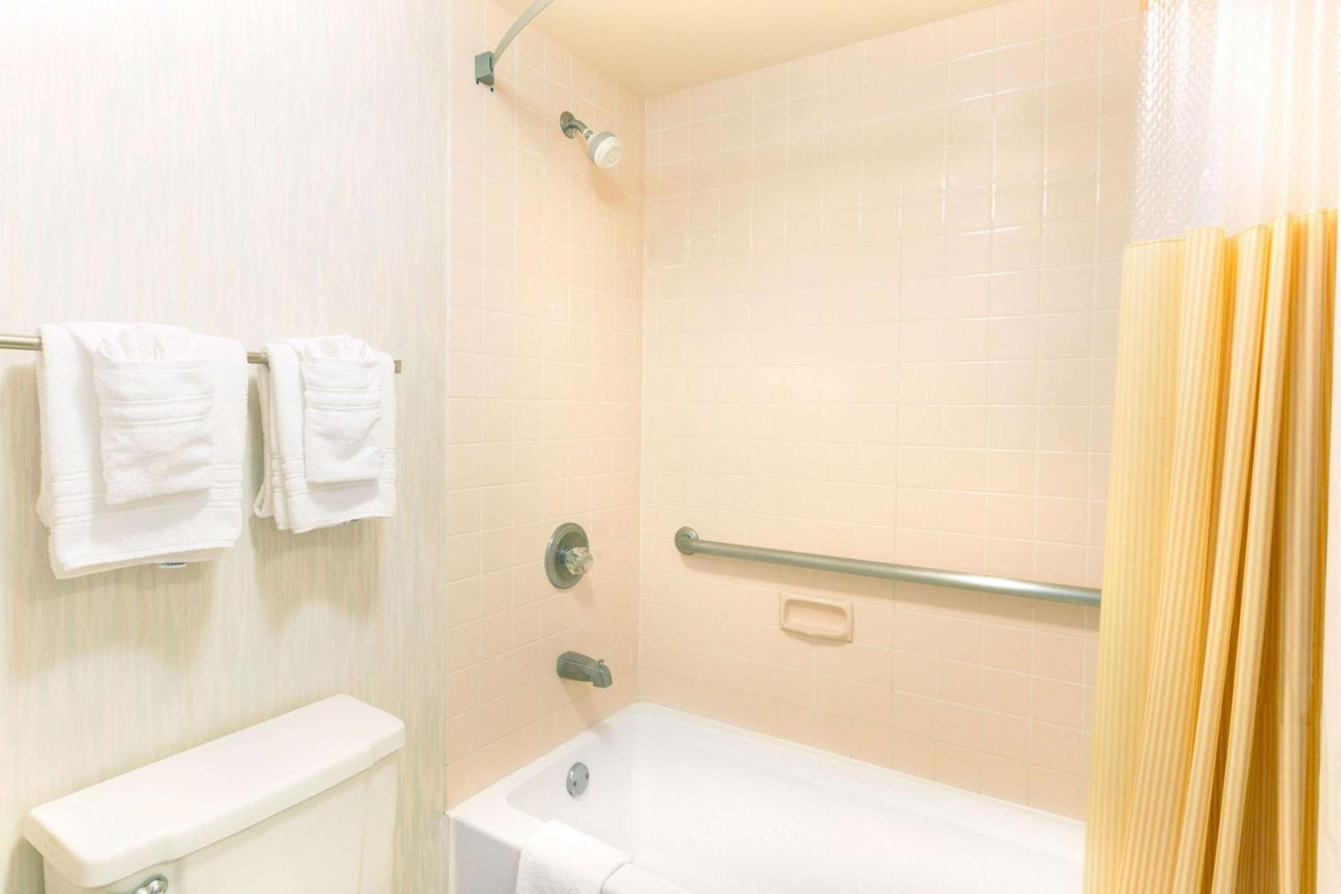 Days Inn by Wyndham Richmond photo 13
