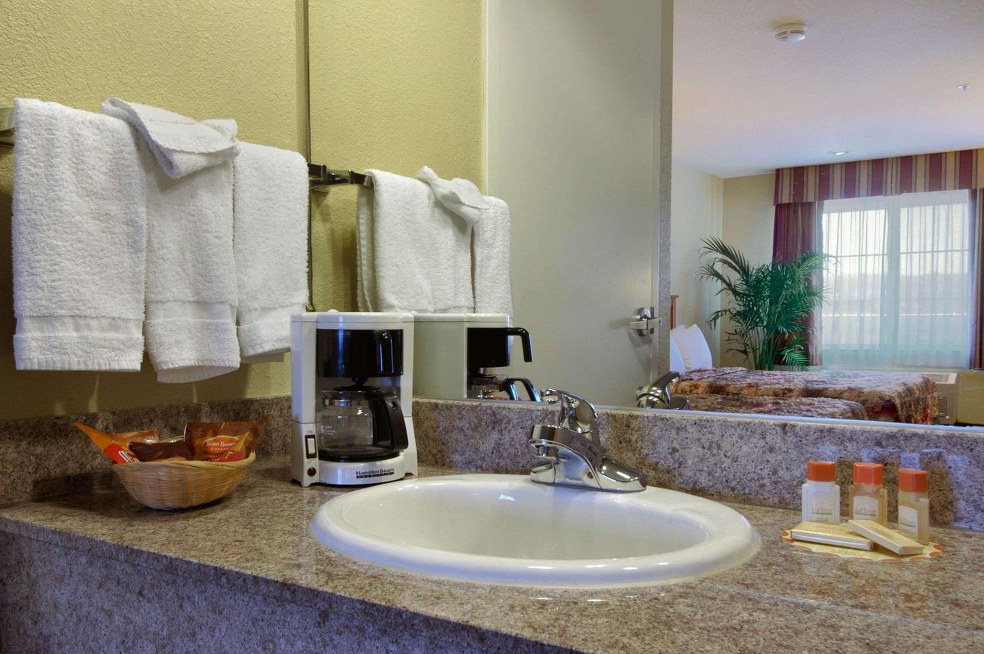 Days Inn by Wyndham Hayward Airport photo 3