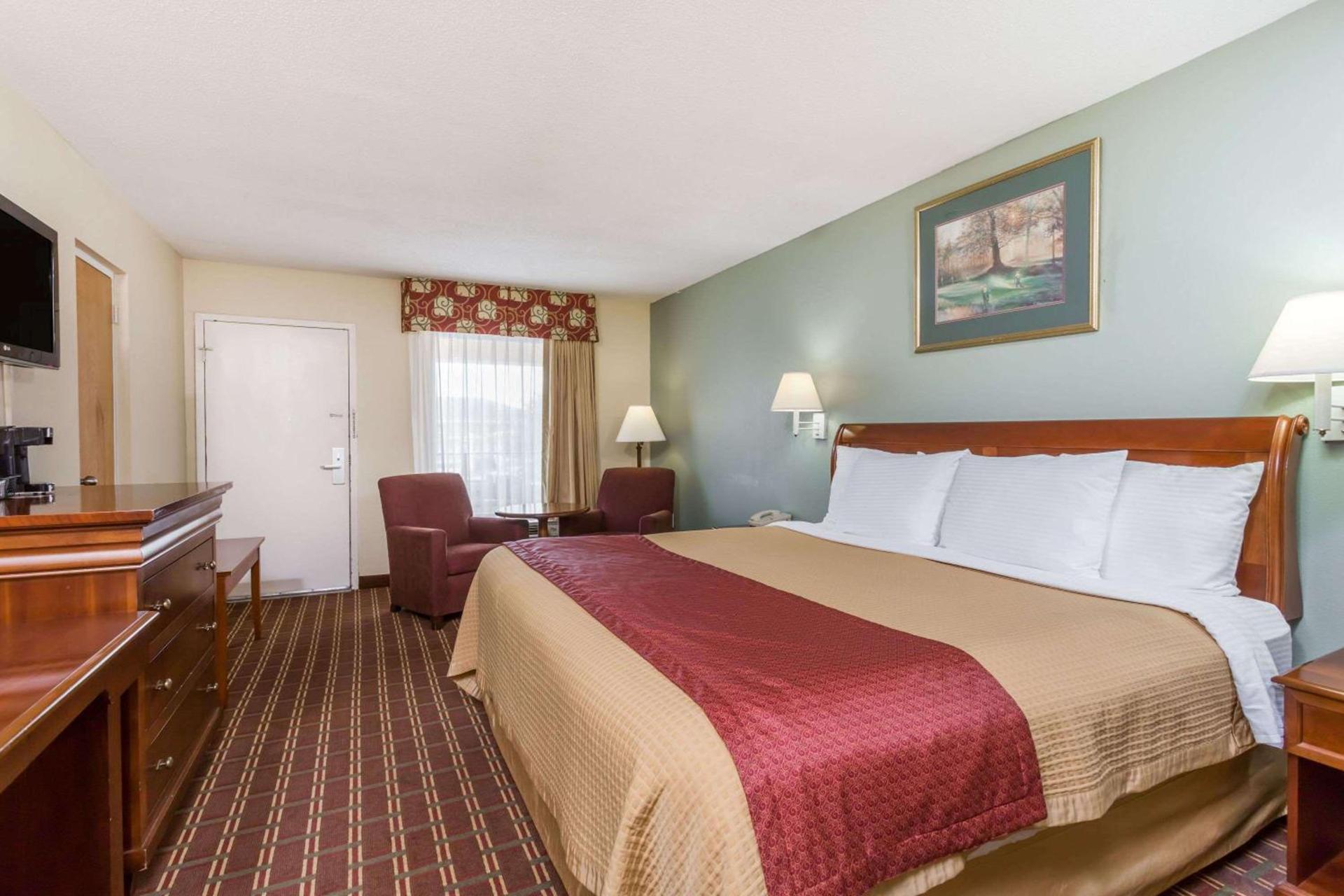 Red Roof Inn Orangeburg photo 8