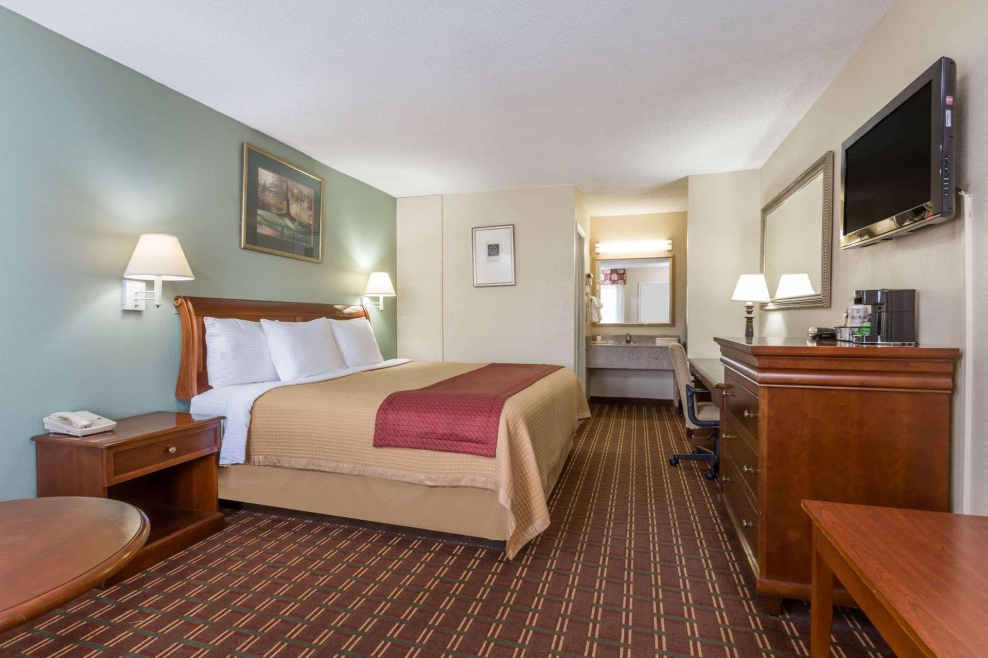 Red Roof Inn Orangeburg photo 6