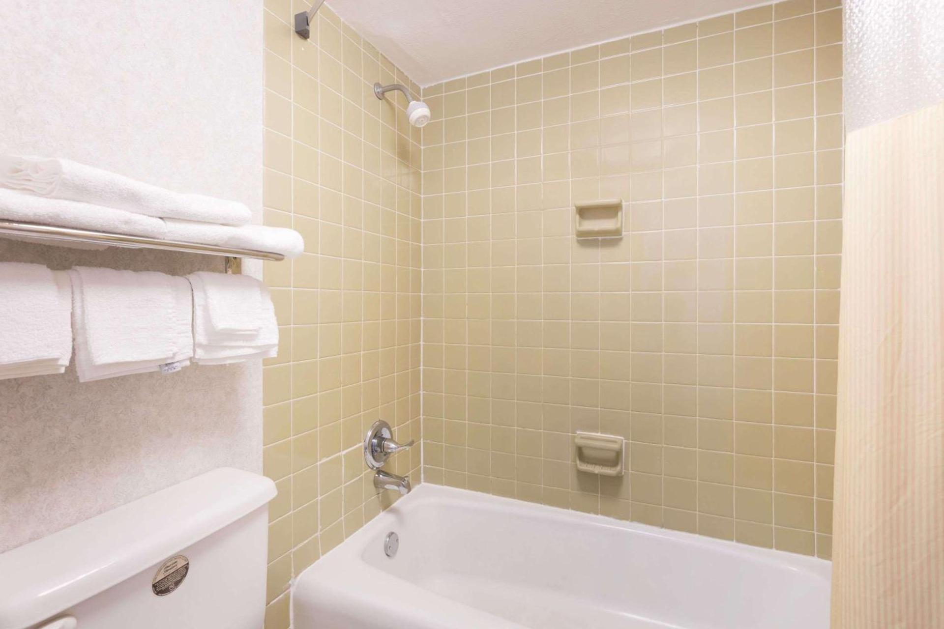 Days Inn by Wyndham Byron photo 7