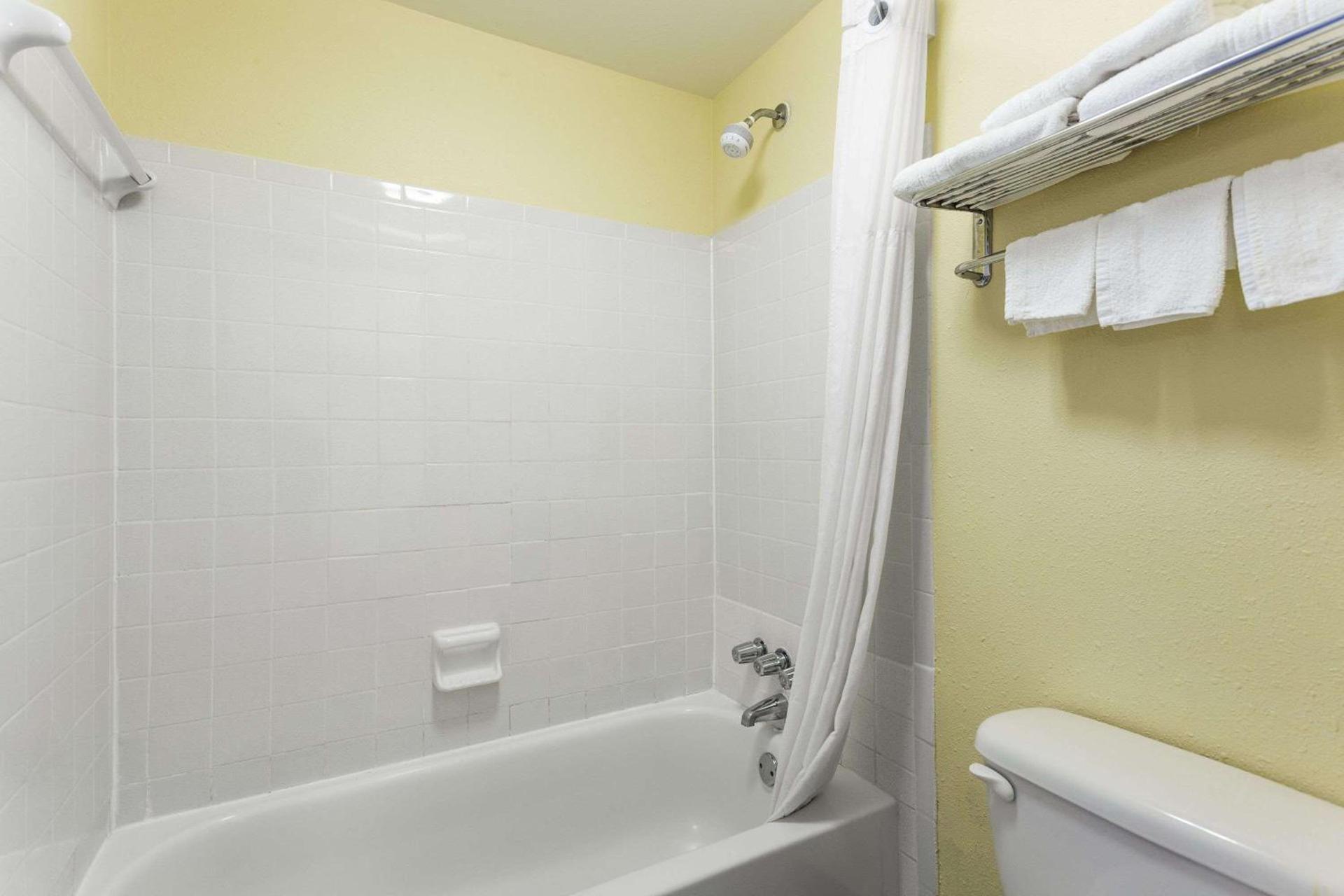 Days Inn by Wyndham Dickson photo 14