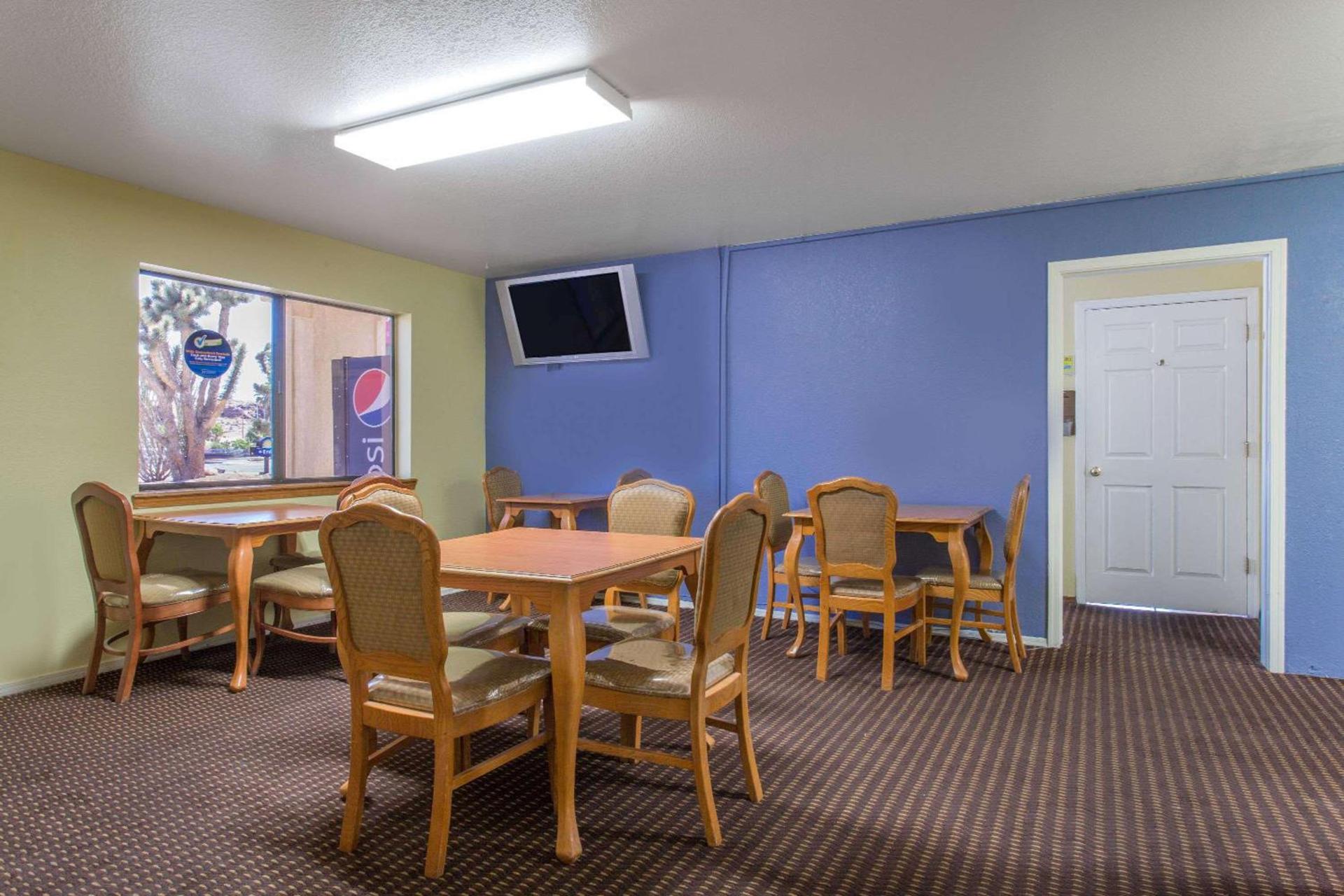 Days Inn by Wyndham Kingman West photo 13