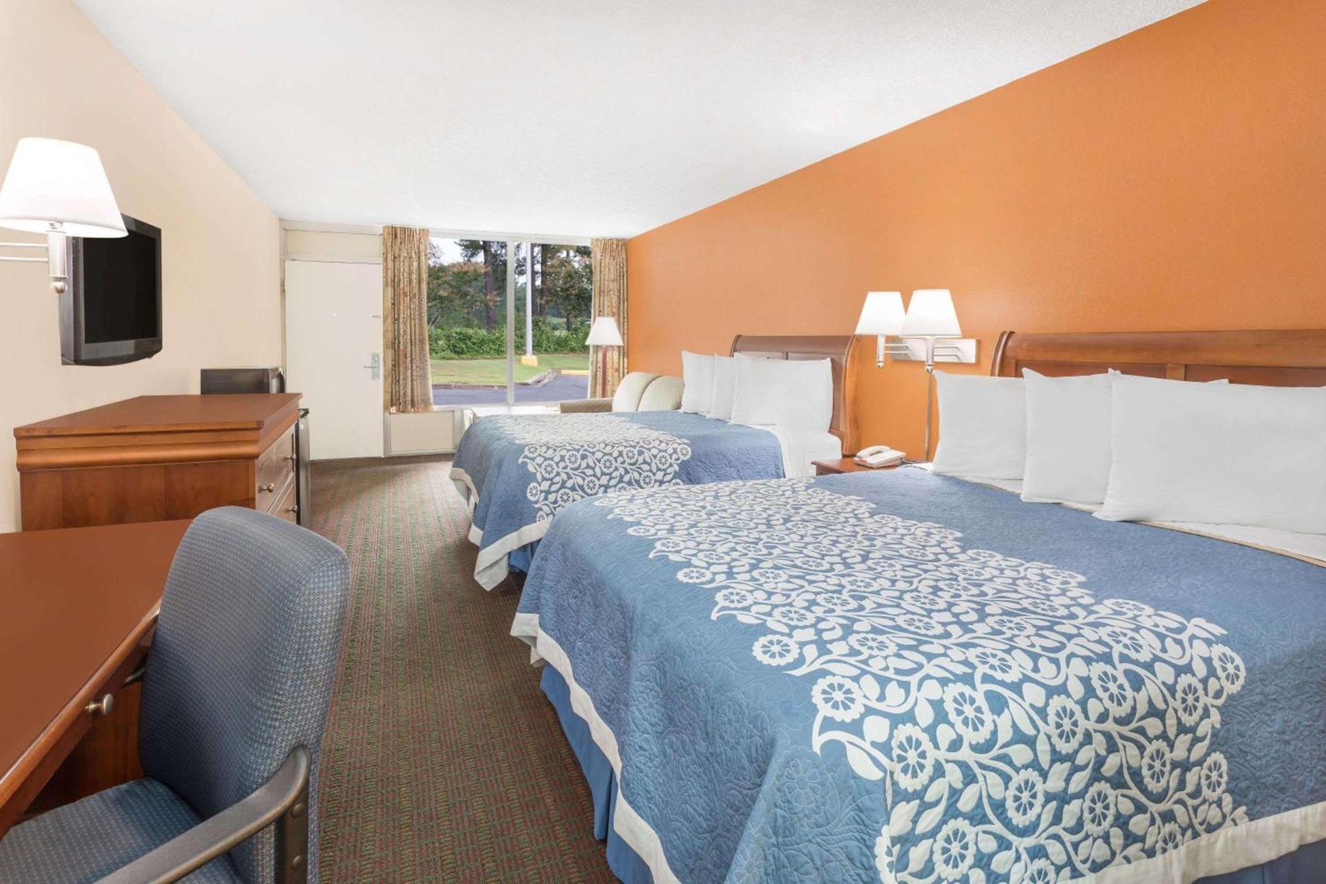 Days Inn by Wyndham Orangeburg South photo 11