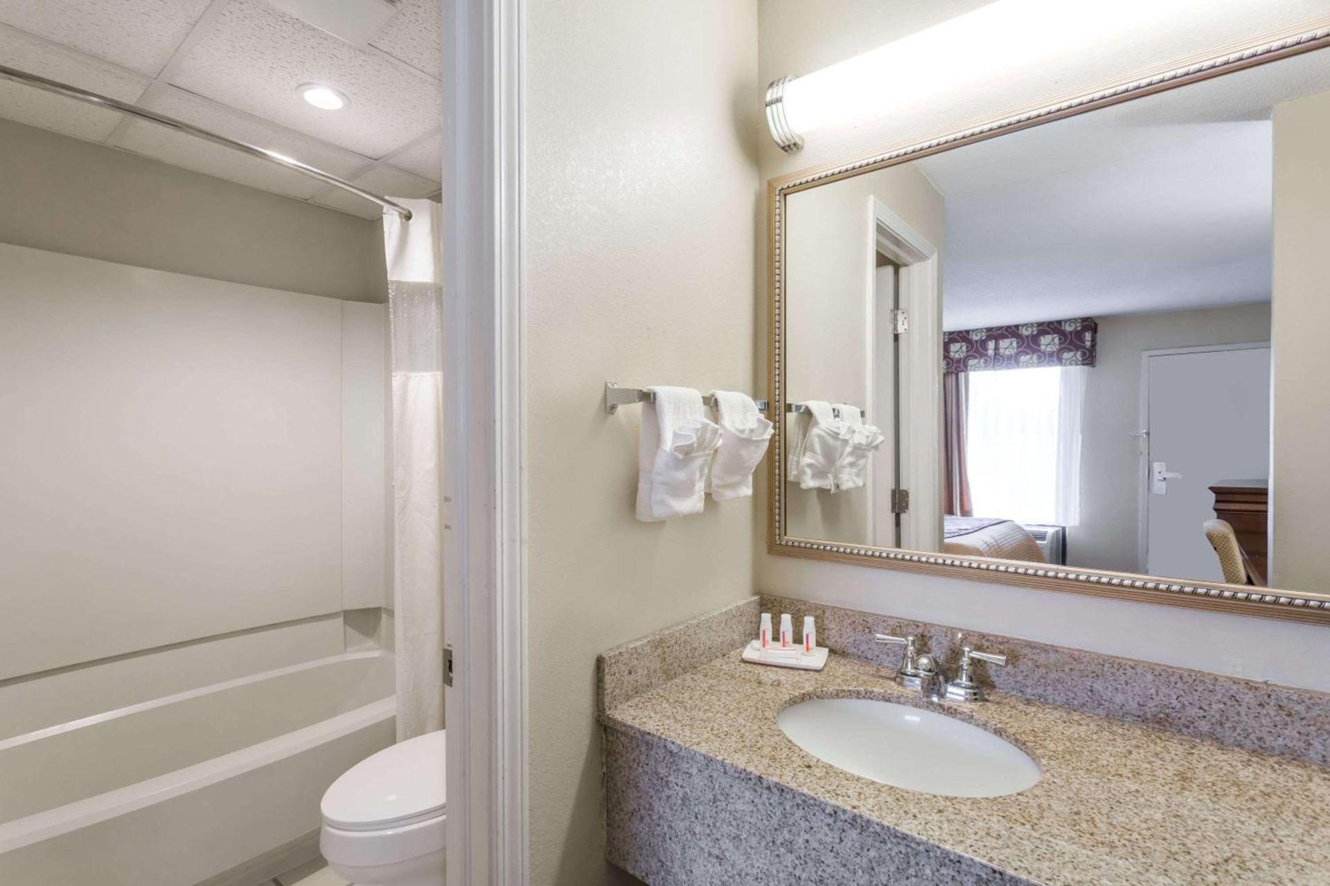 Red Roof Inn Orangeburg photo 7