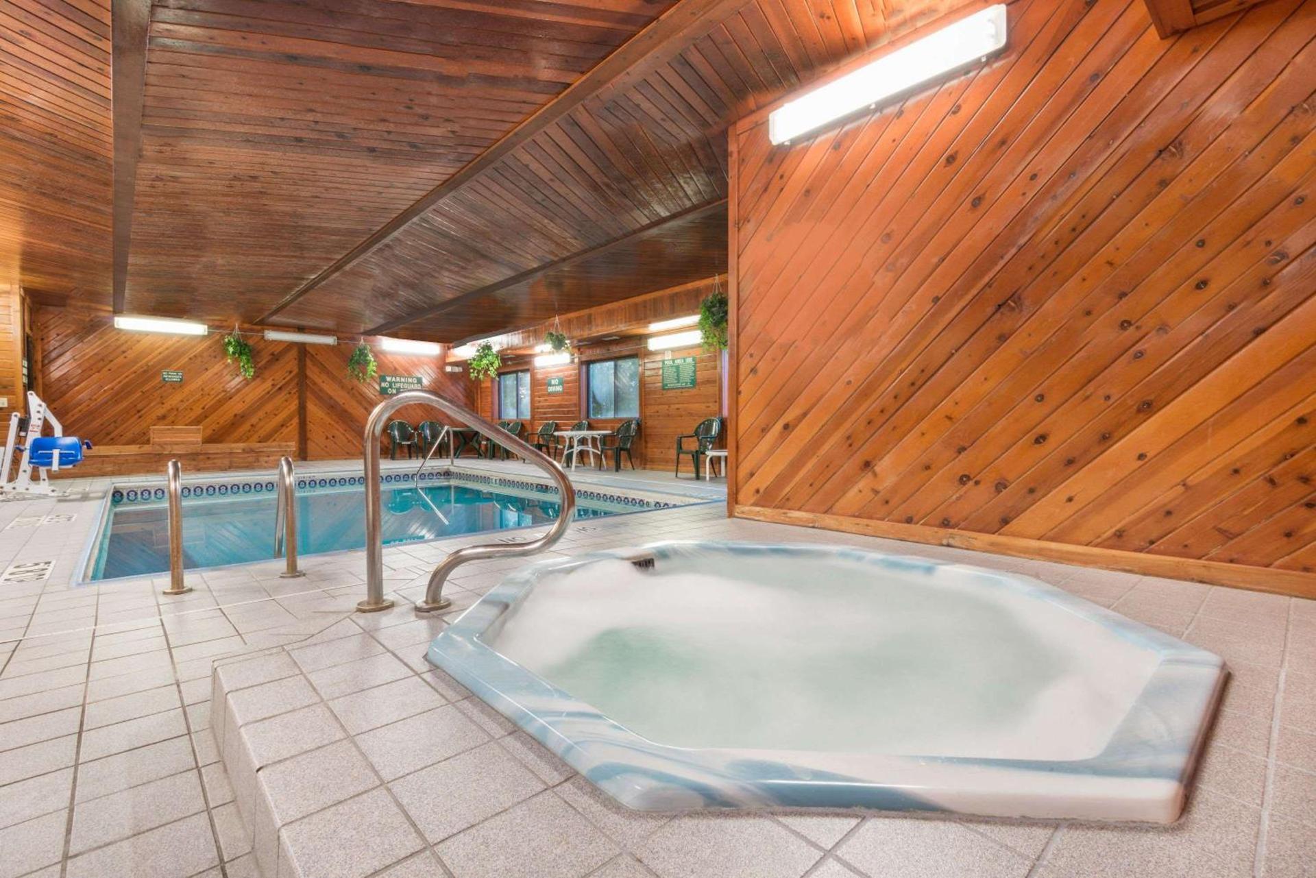 Days Inn by Wyndham Topeka photo 7