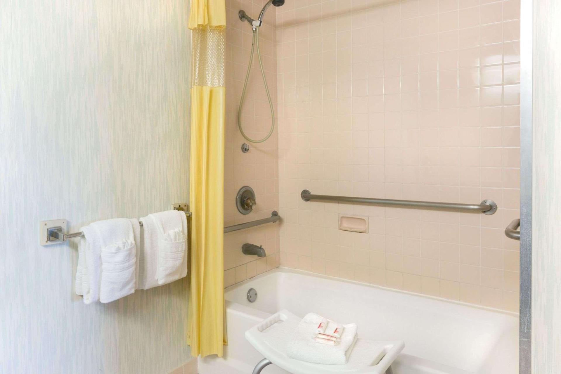 Days Inn by Wyndham Richmond photo 10