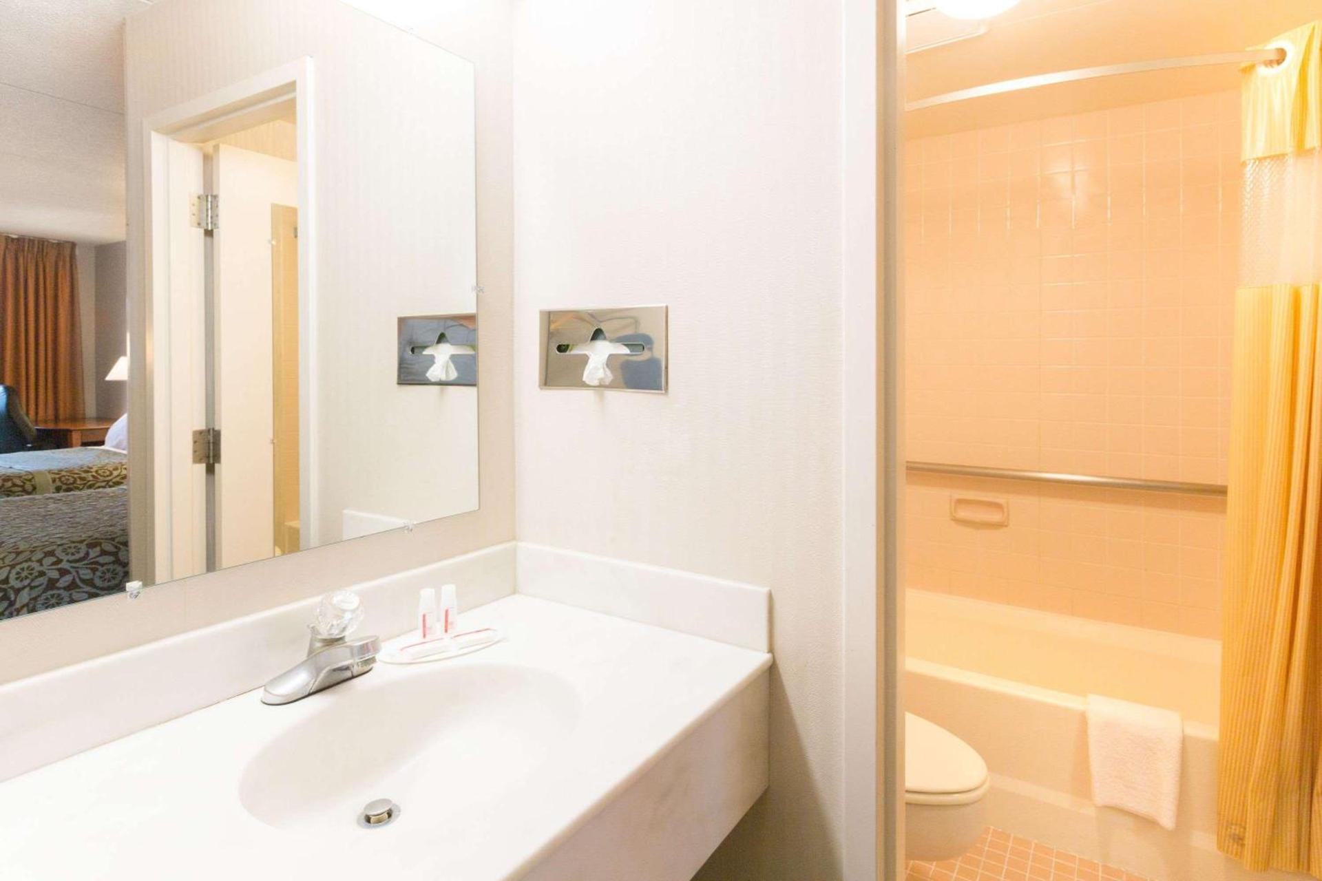 Days Inn by Wyndham Richmond photo 6