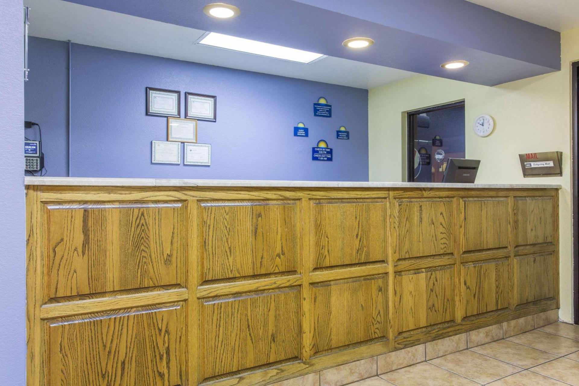 Days Inn by Wyndham Kingman West photo 4