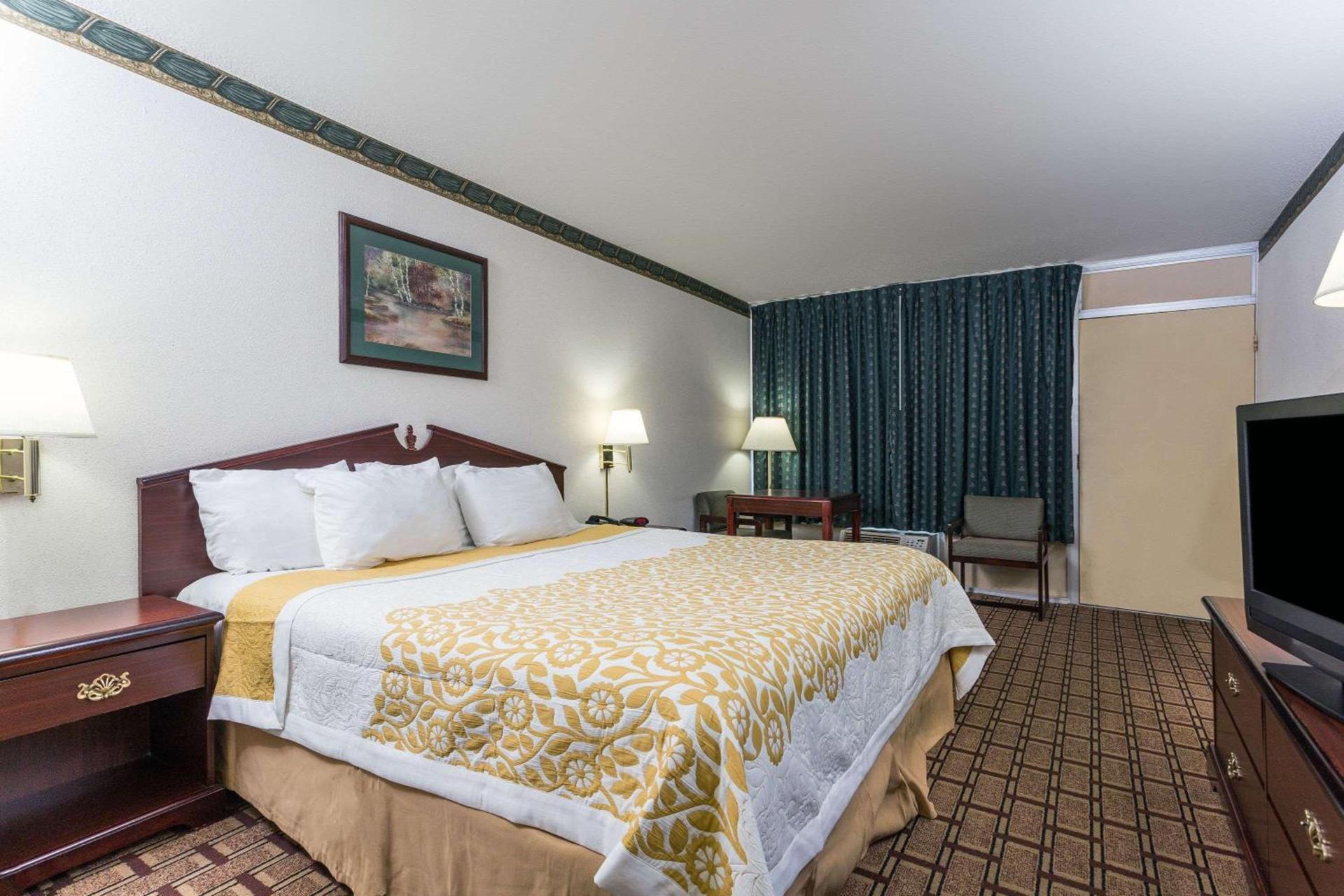 Days Inn by Wyndham Dickson photo 17