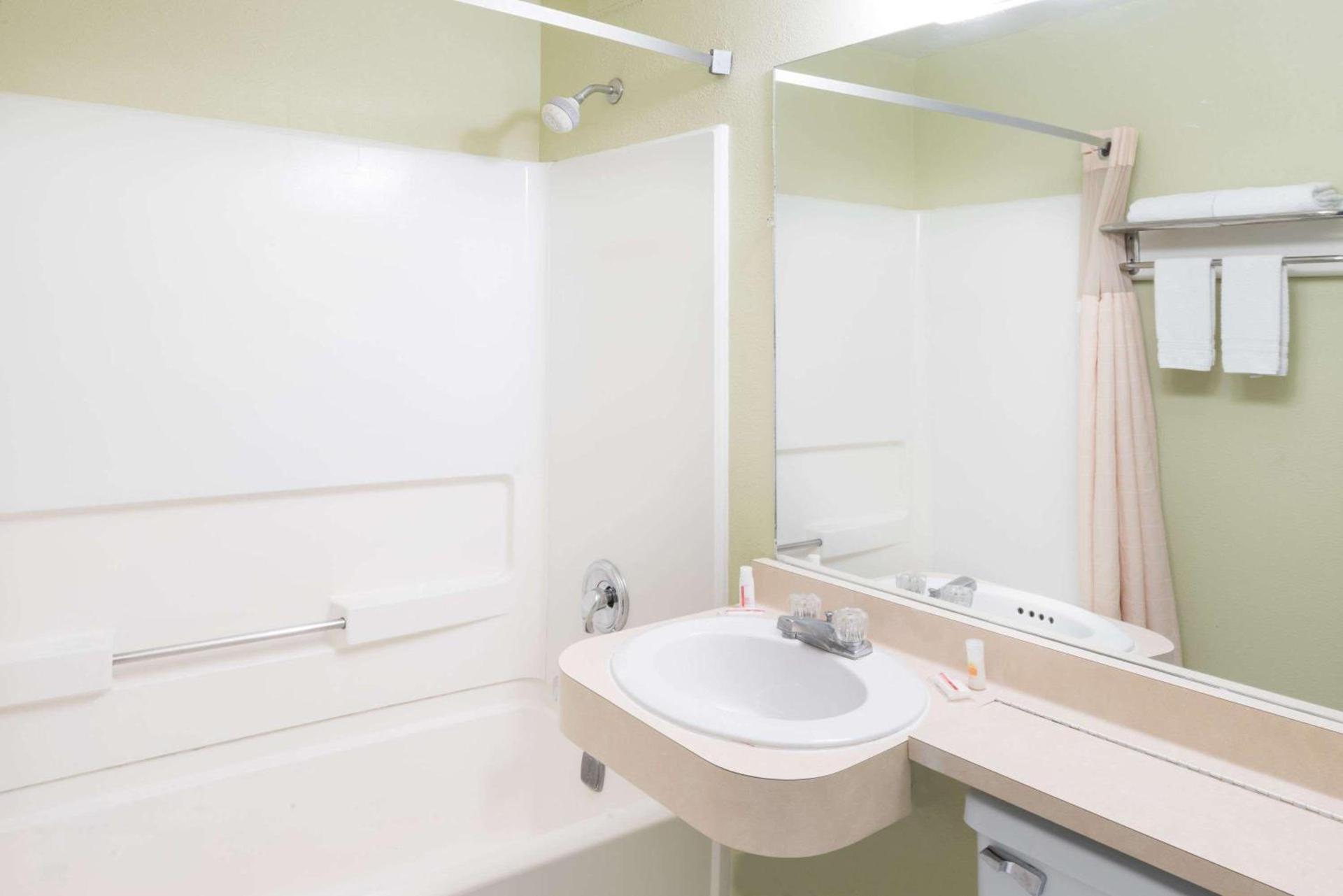 Days Inn by Wyndham Henrietta/Rochester Area photo 11
