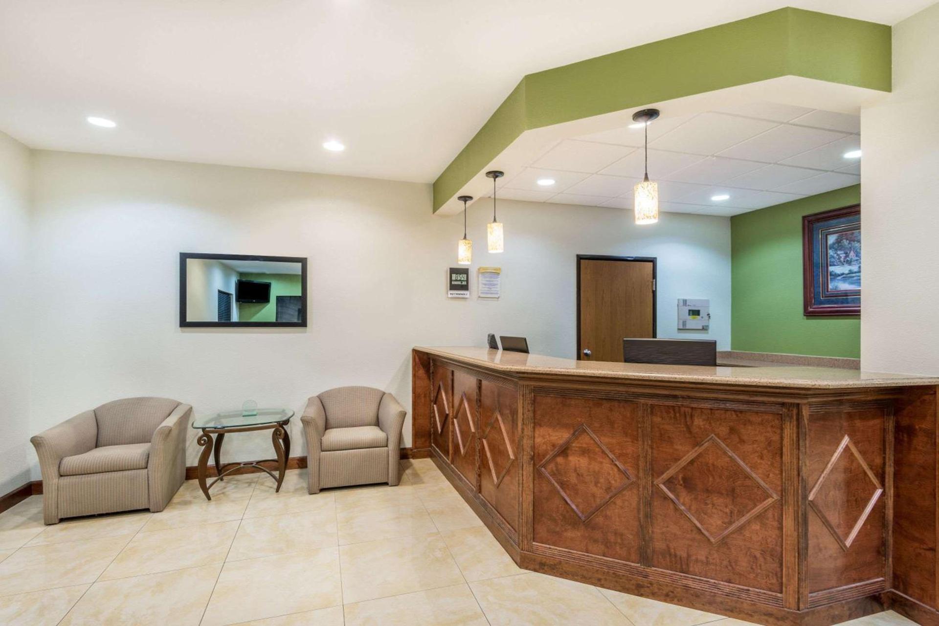 Days Inn by Wyndham Topeka photo 5