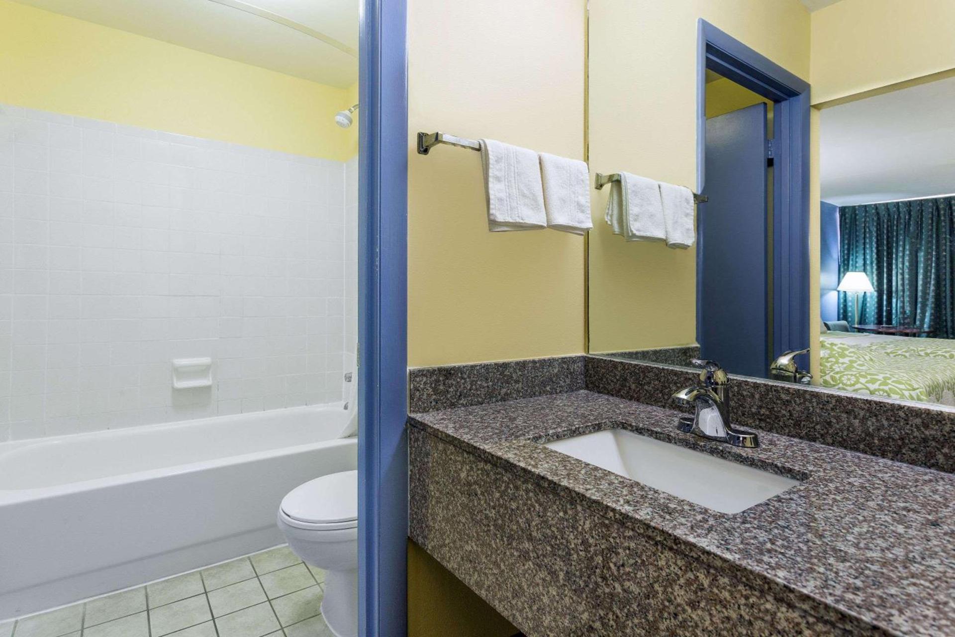 Days Inn by Wyndham Dickson photo 5
