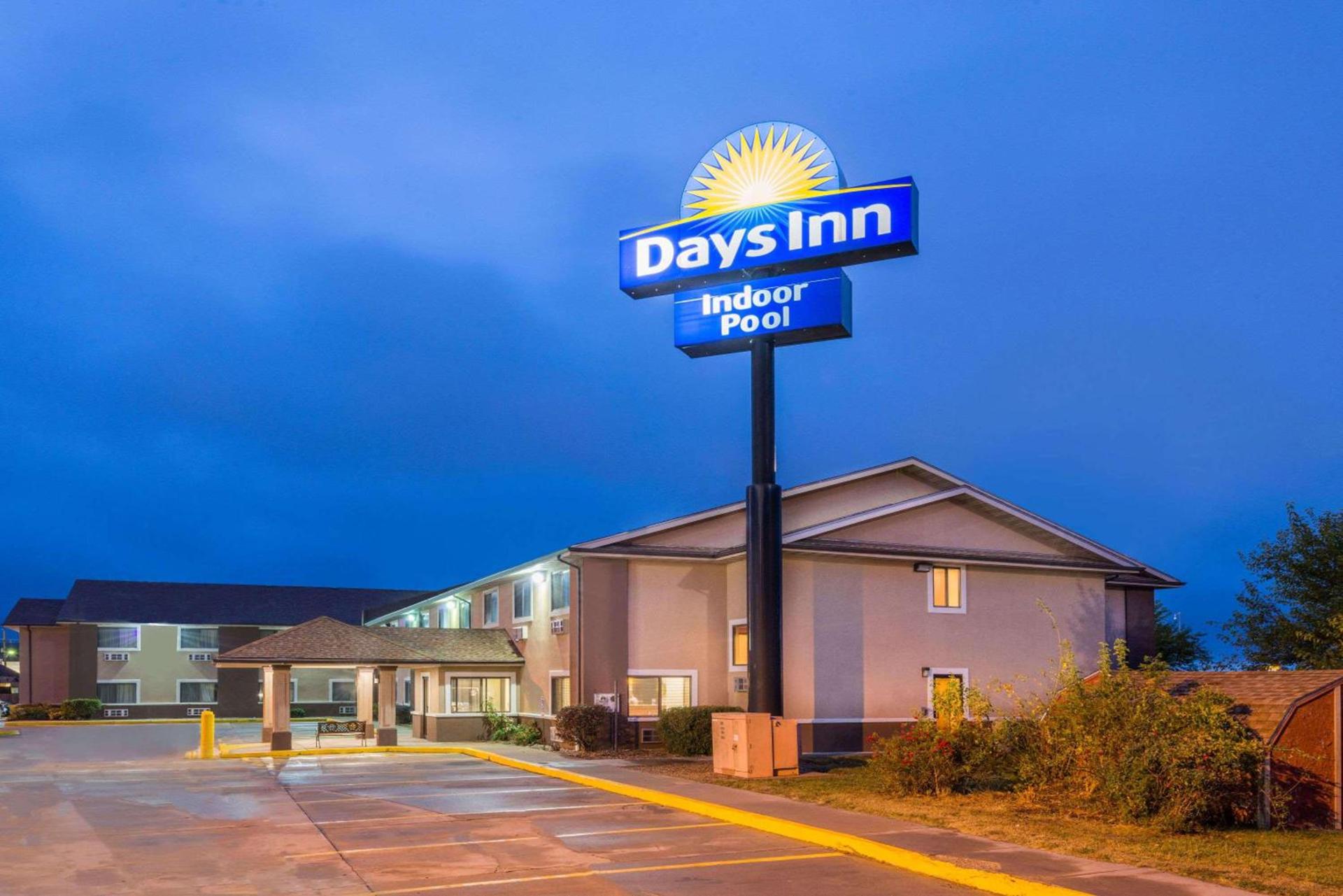 Days Inn by Wyndham Topeka photo 4