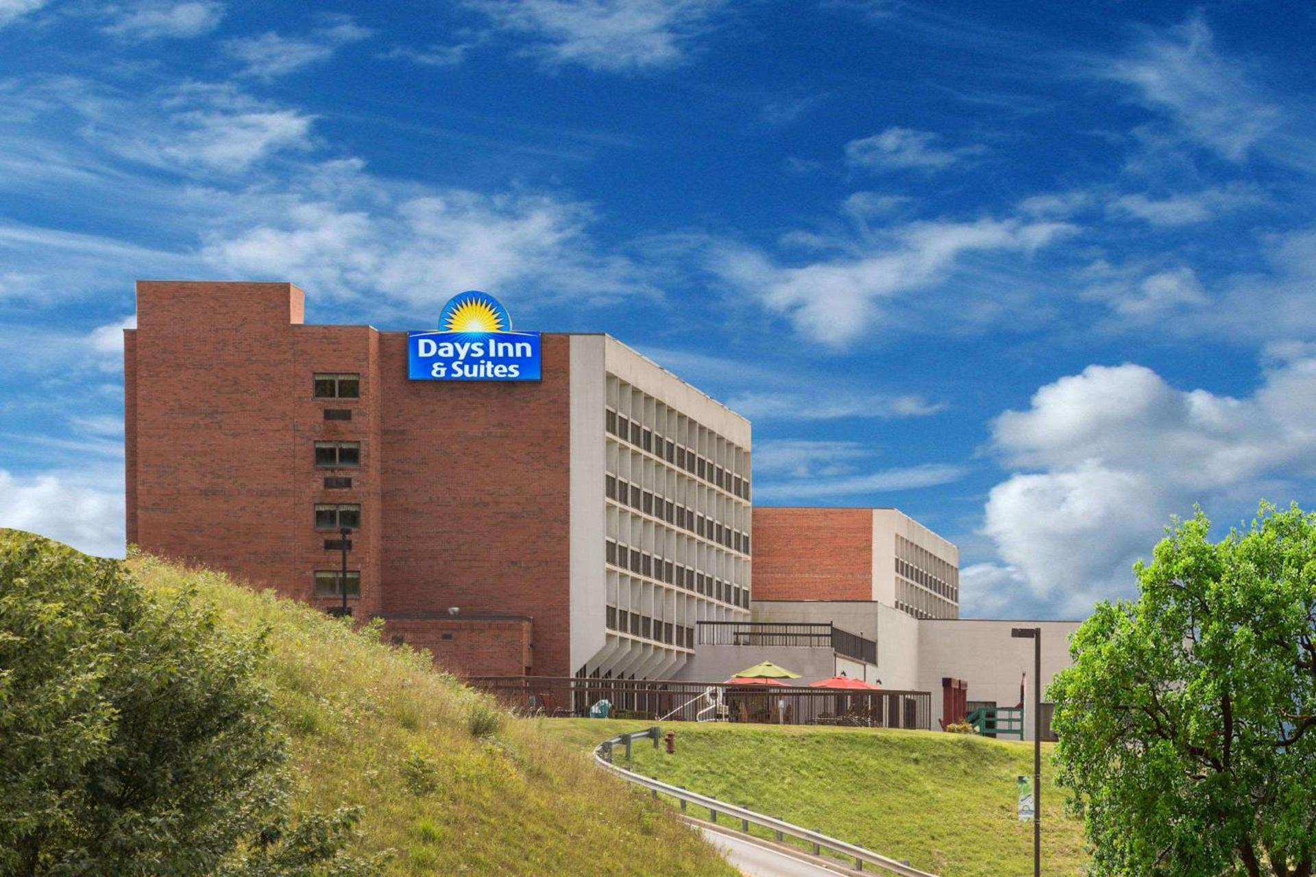 Days Inn & Suites by Wyndham Sutton Flatwoods photo 1